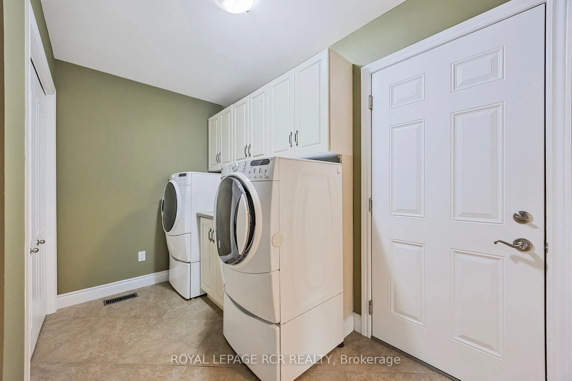 Photo 14 of Unit 4, 1 Reddington Drive, Caledon, Rural Caledon — HOMEH
