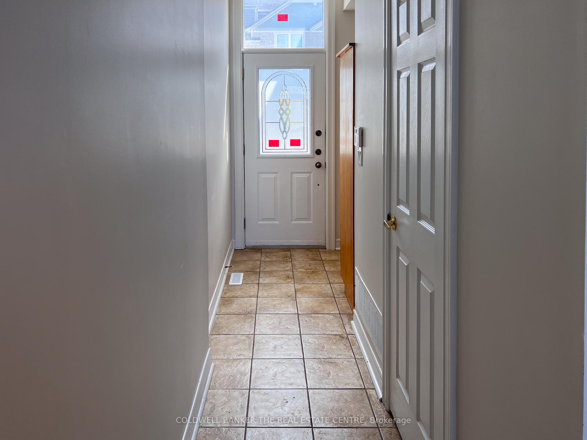 Photo 8 of Unit 8, 991 On Bogart Circle, Newmarket, Gorham-College Manor — HOMEH