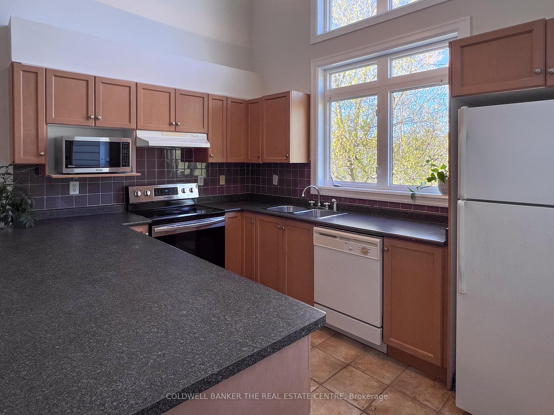 Photo 20 of Unit 8, 991 On Bogart Circle, Newmarket, Gorham-College Manor — HOMEH