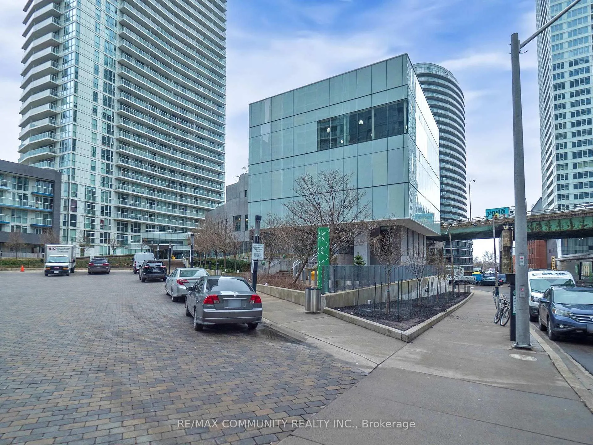 Photo 4 of Unit 2210, 85 Queens Wharf Road, Toronto, Waterfront Communities — HOMEH