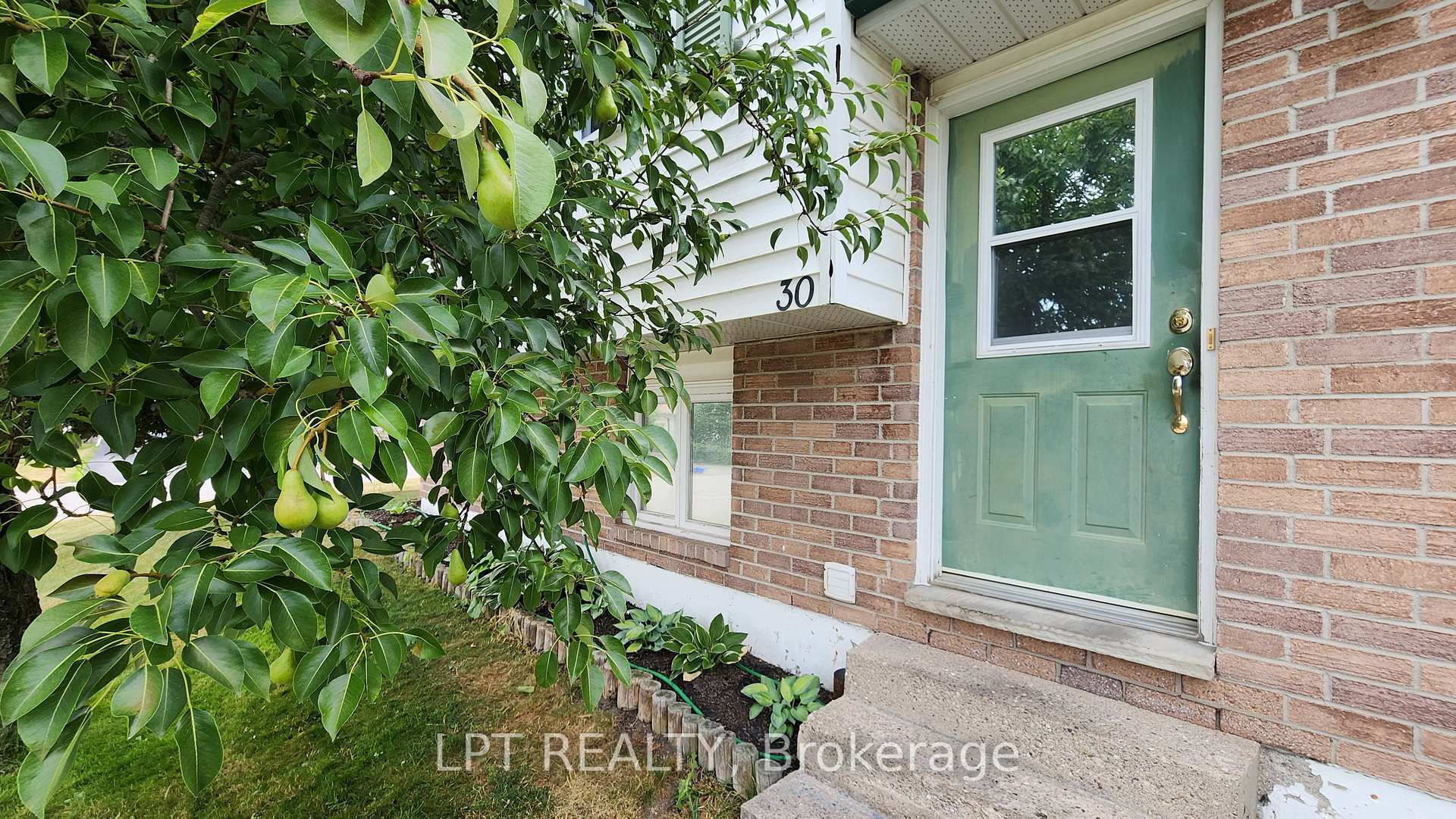 Photo 4 of 30 McConkey Place, Barrie, Allandale Heights — HOMEH