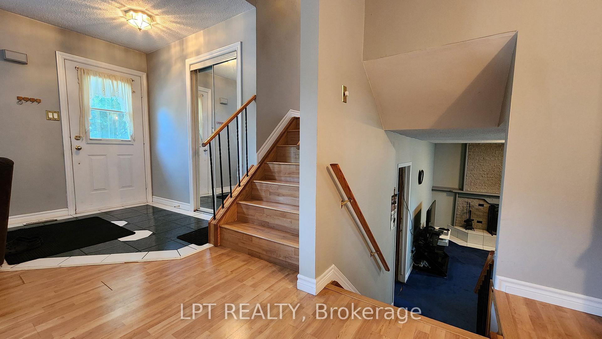 Photo 5 of 30 McConkey Place, Barrie, Allandale Heights — HOMEH
