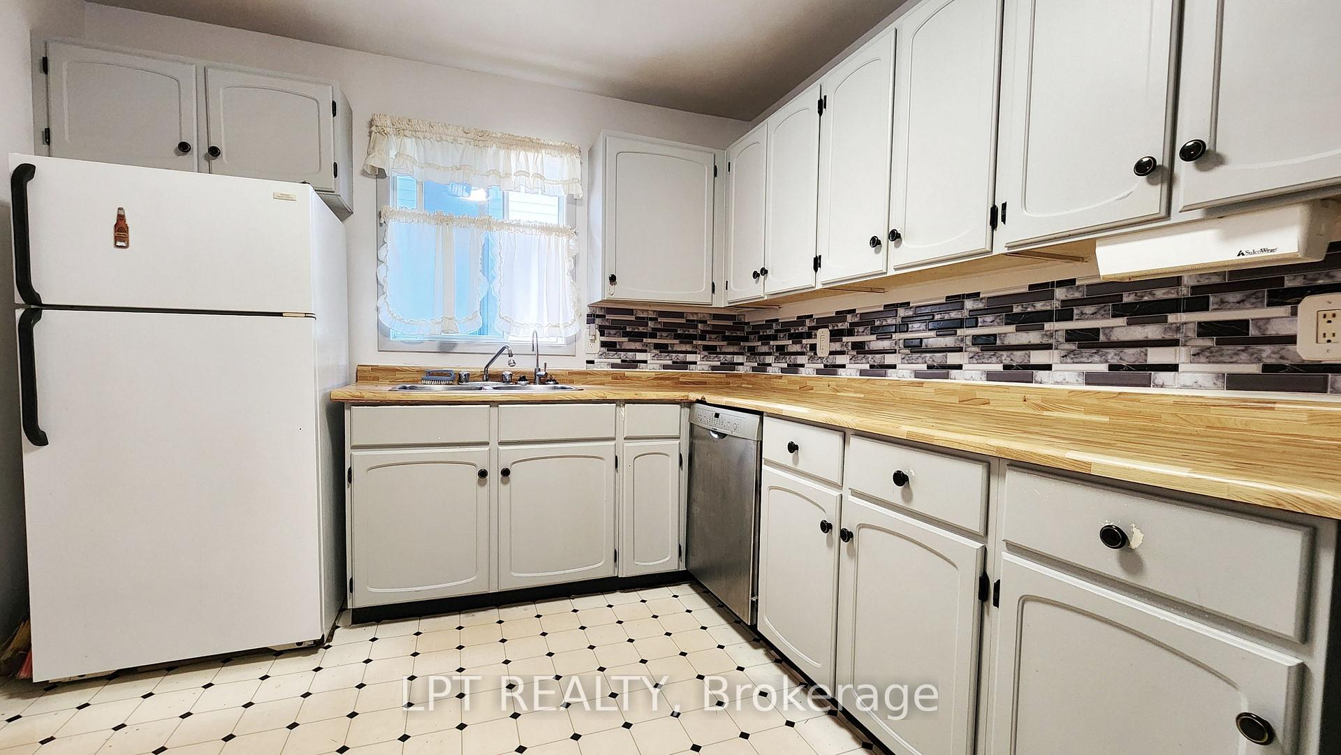 Photo 9 of 30 McConkey Place, Barrie, Allandale Heights — HOMEH