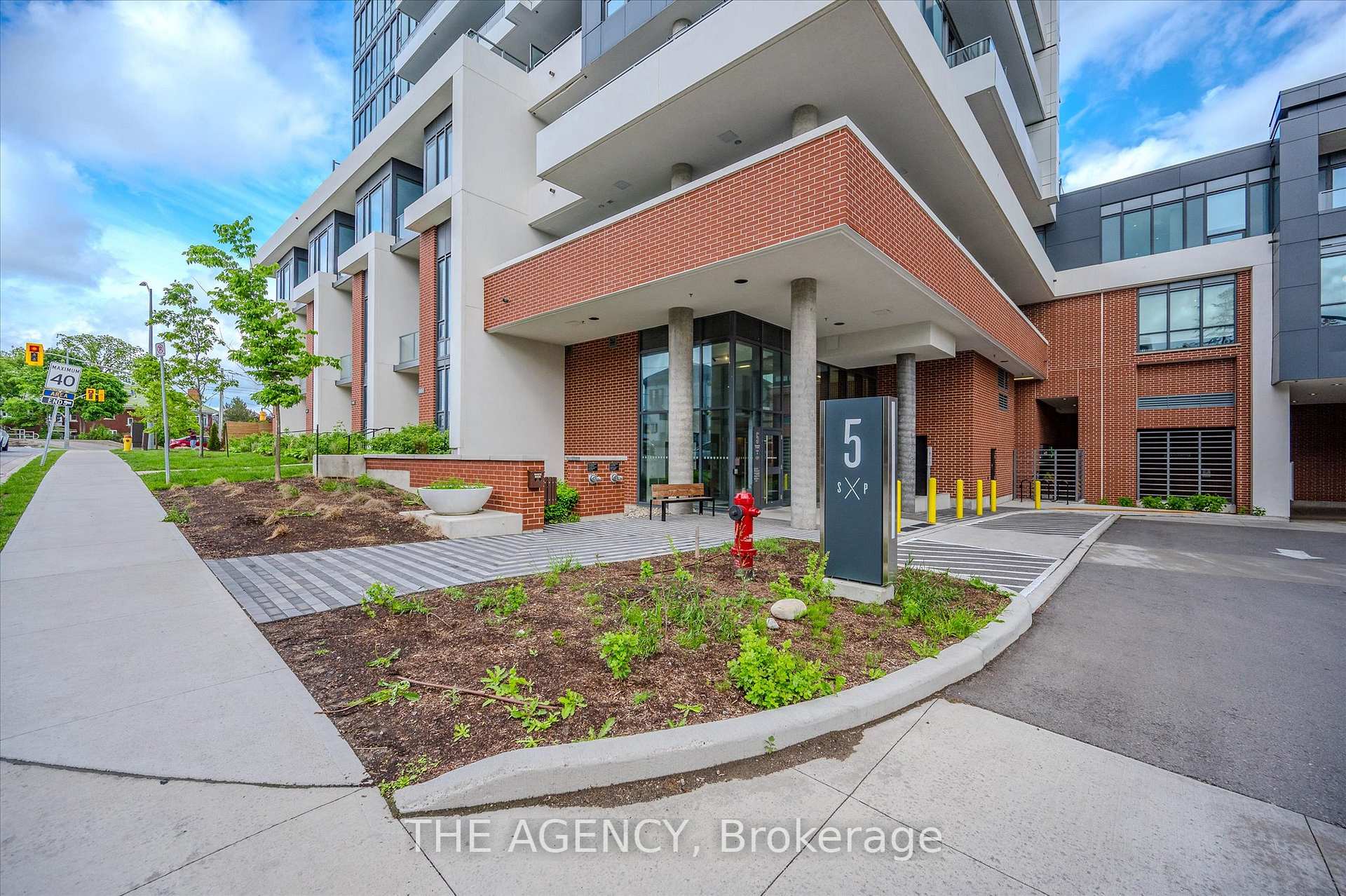 Photo 2 of Unit 209, 5 Wellington Street S, Kitchener, Cherry Hill — HOMEH