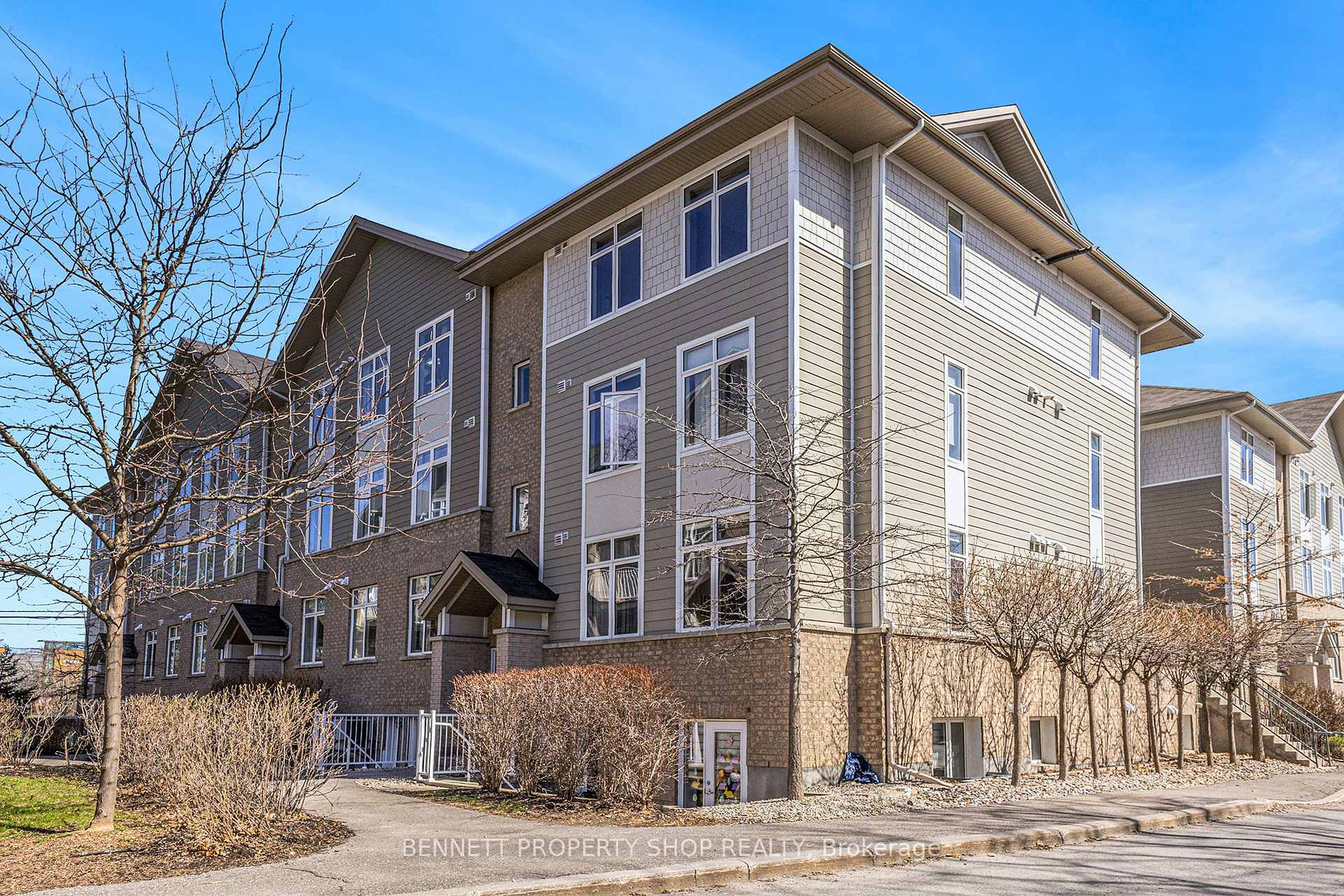 Photo 1 of Unit H, 322 Everest Private, Ottawa, Elmvale Acres — HOMEH