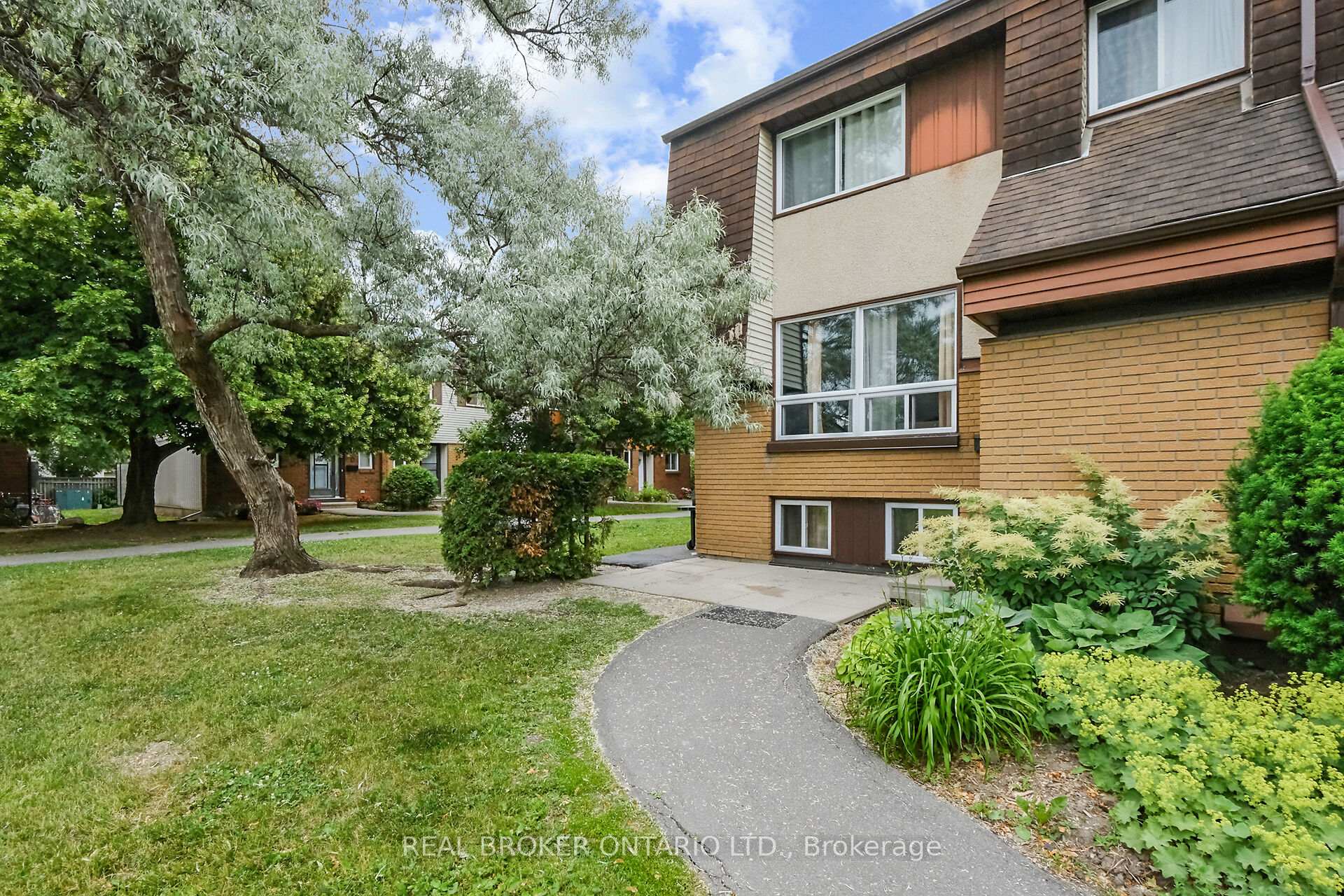 Photo 2 of 61 Pixley Private, Ottawa, Riverview Park — HOMEH