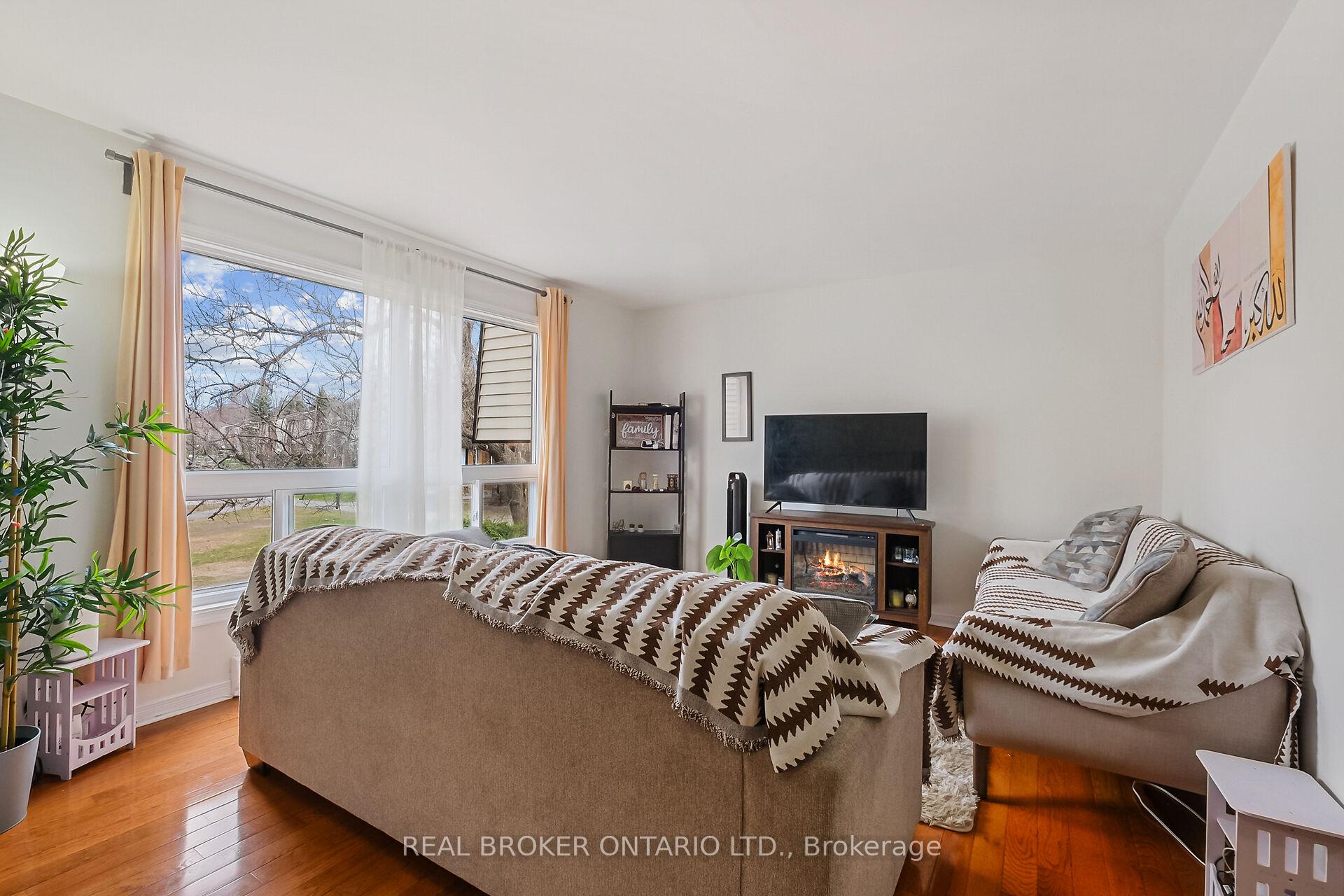 Photo 4 of 61 Pixley Private, Ottawa, Riverview Park — HOMEH