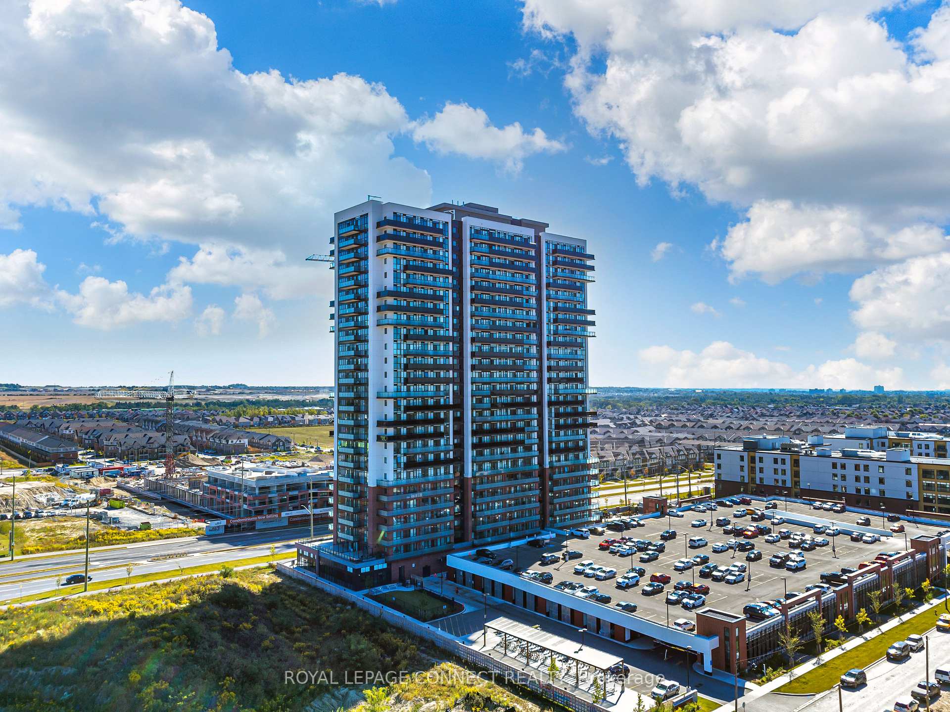 Front of Unit 718, 2550 Simcoe Street N