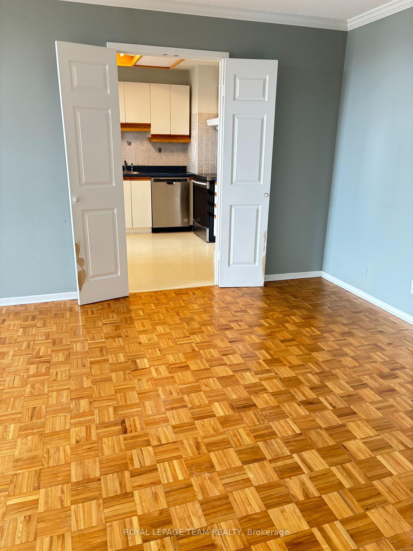 Photo 4 of Unit 403, 2951 Riverside Drive, Ottawa, Mooneys Bay/Riverside Park — HOMEH