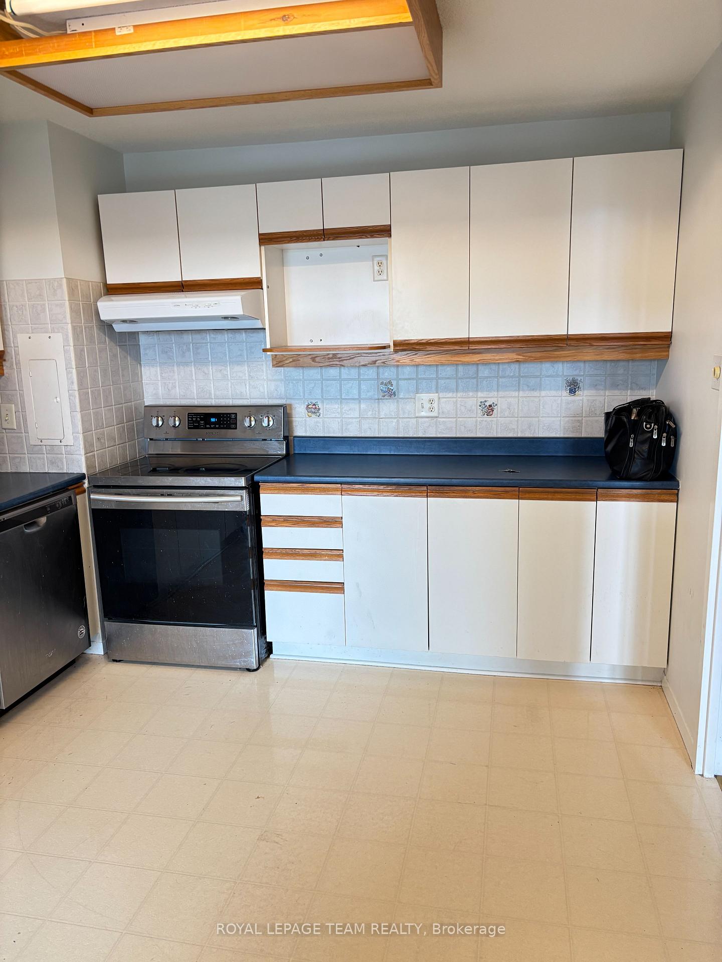 Photo 10 of Unit 403, 2951 Riverside Drive, Ottawa, Mooneys Bay/Riverside Park — HOMEH