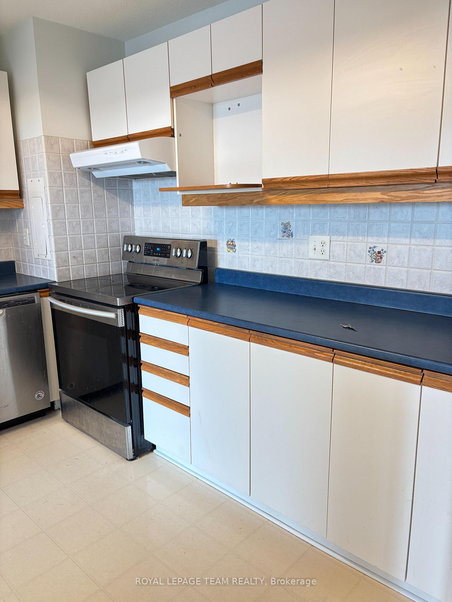Photo 12 of Unit 403, 2951 Riverside Drive, Ottawa, Mooneys Bay/Riverside Park — HOMEH