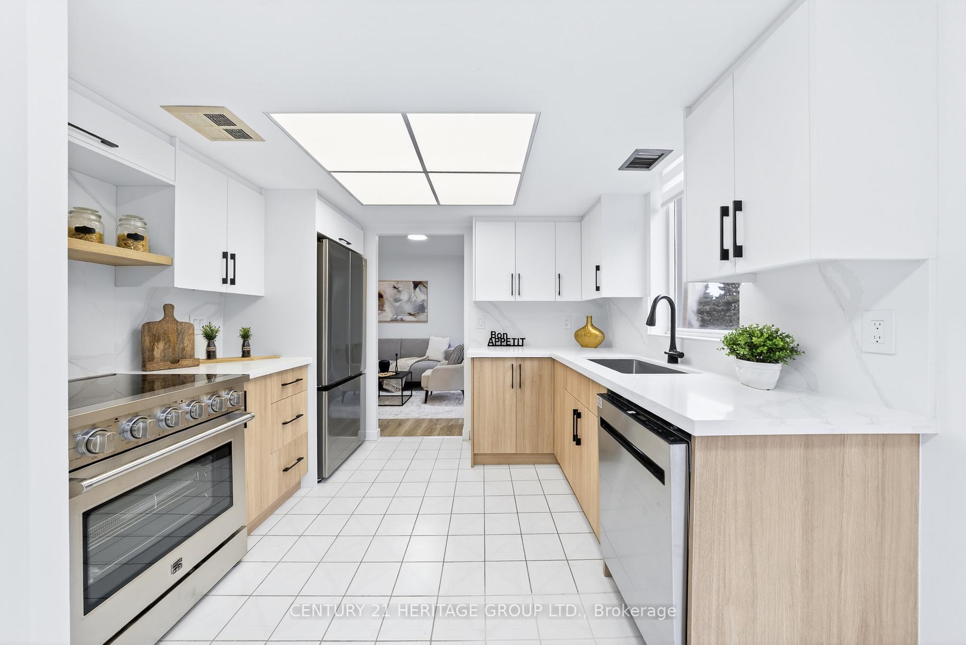 Photo 14 of Unit 319, 32 Clarissa Drive, Richmond Hill, Harding — HOMEH