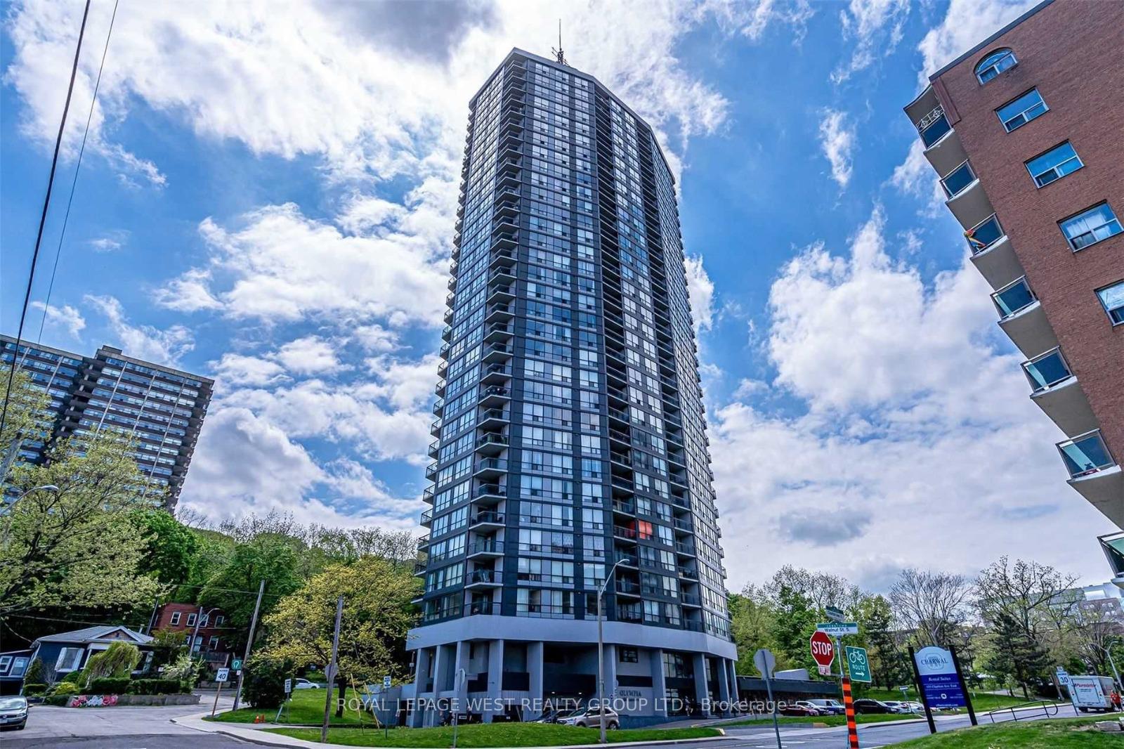 Front of Unit 1801, 150 Charlton Avenue E
