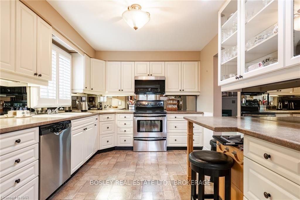 Photo 9 of Unit 13, 10 Elderwood Drive, St. Catharines, Grapeview — HOMEH