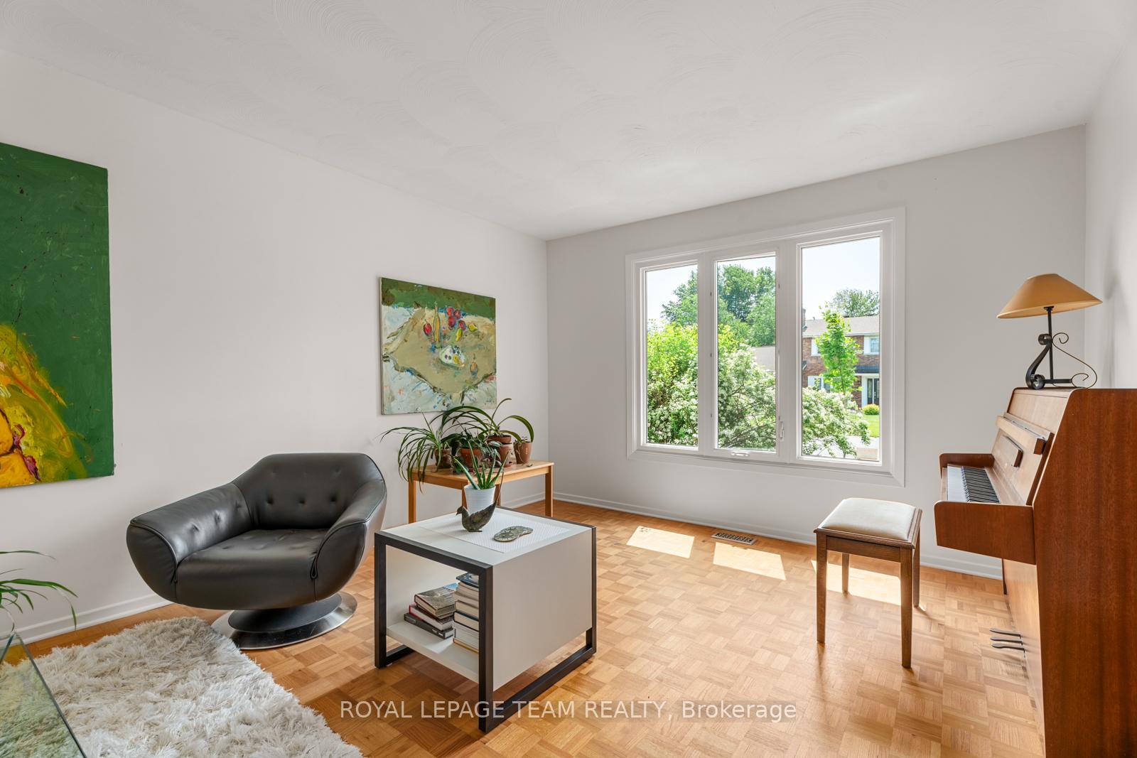 Photo 4 of 37 Amberwood Crescent, Ottawa, Pineglen/Country Place — HOMEH