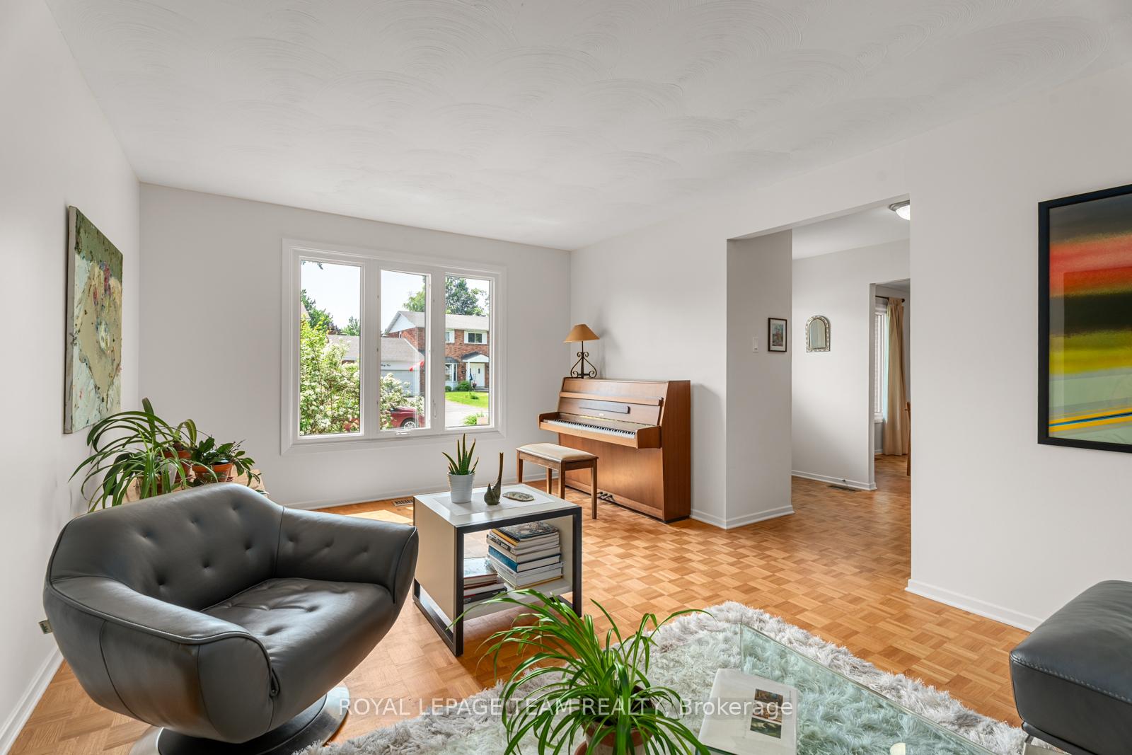 Photo 10 of 37 Amberwood Crescent, Ottawa, Pineglen/Country Place — HOMEH