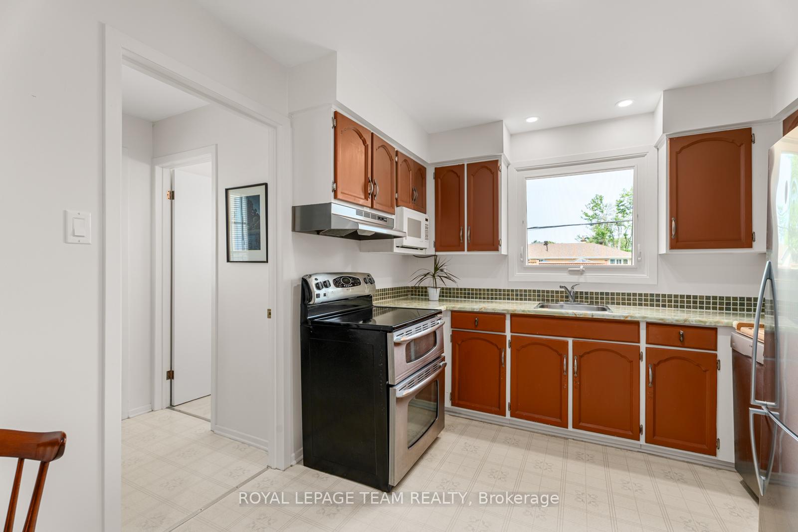 Photo 6 of 37 Amberwood Crescent, Ottawa, Pineglen/Country Place — HOMEH