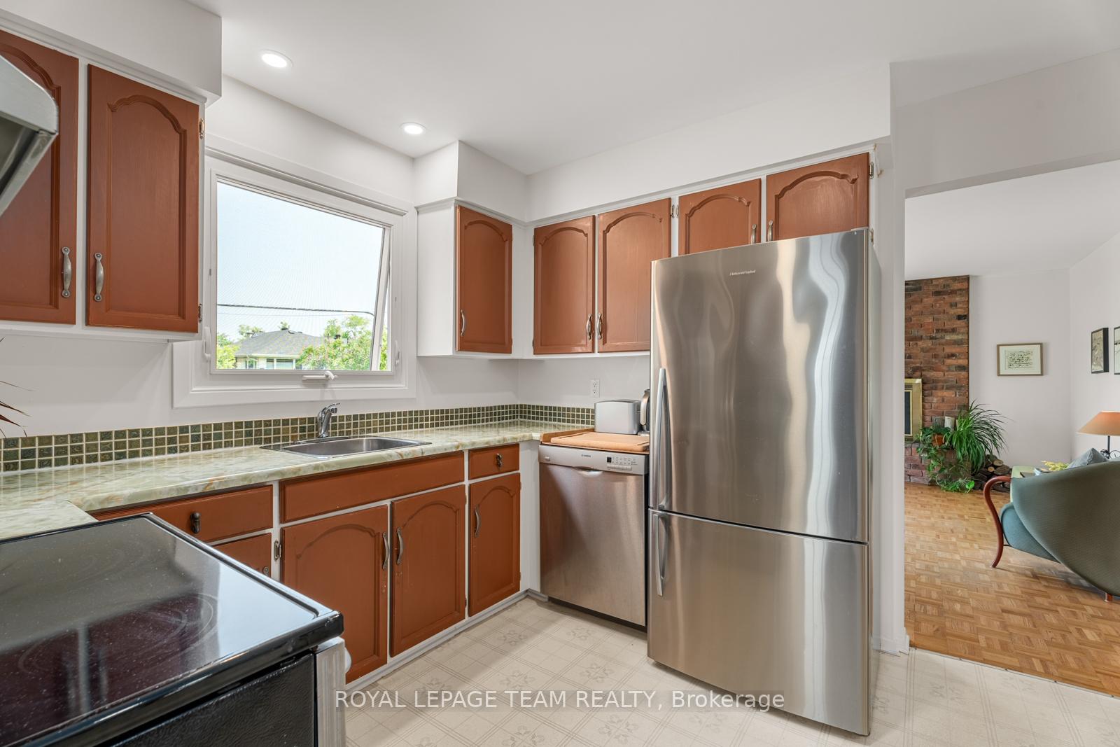 Photo 13 of 37 Amberwood Crescent, Ottawa, Pineglen/Country Place — HOMEH