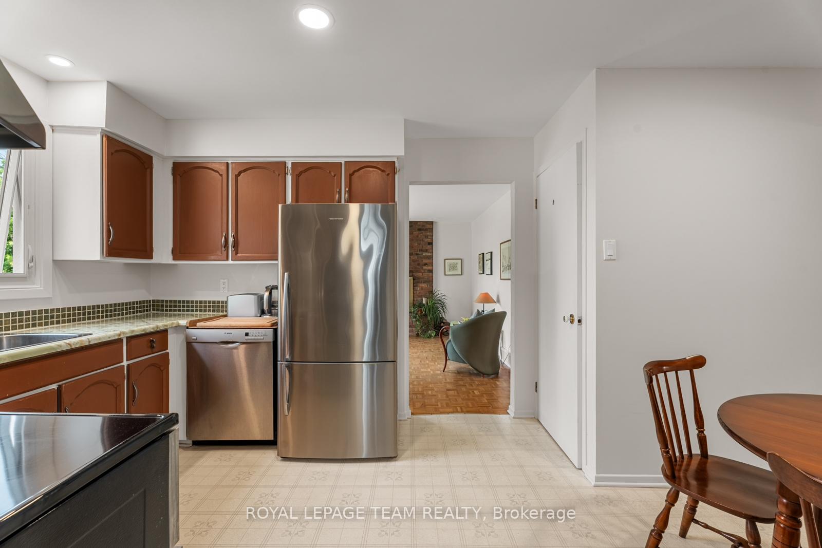Photo 16 of 37 Amberwood Crescent, Ottawa, Pineglen/Country Place — HOMEH