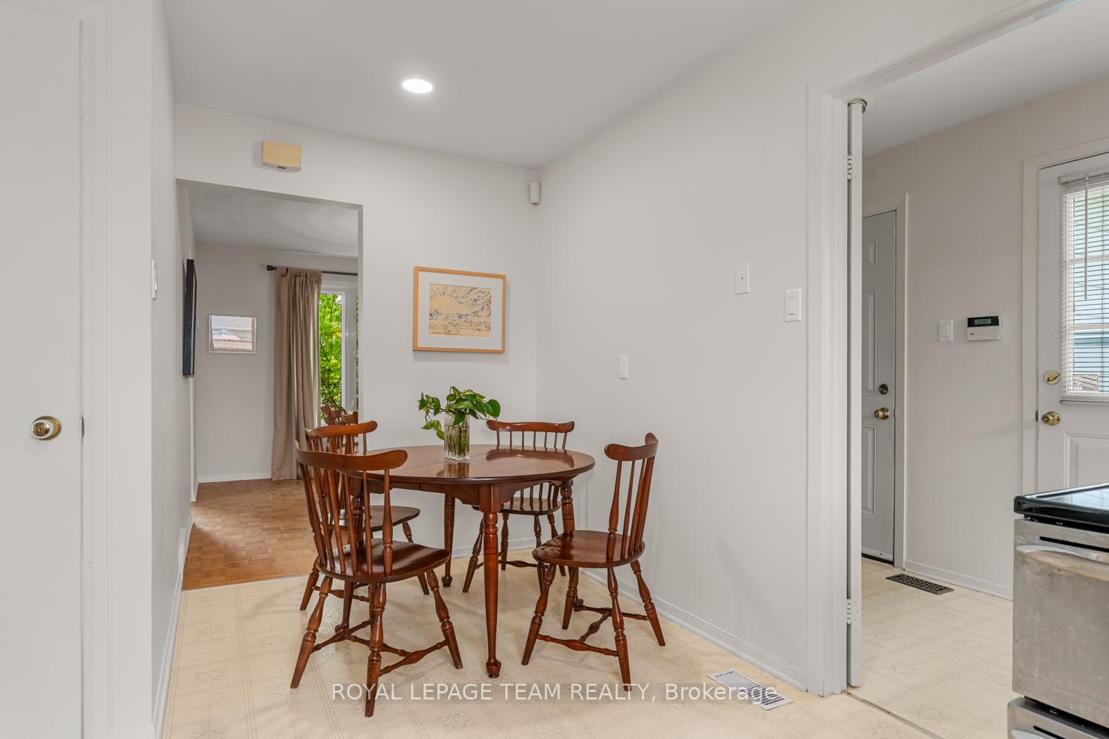 Photo 15 of 37 Amberwood Crescent, Ottawa, Pineglen/Country Place — HOMEH