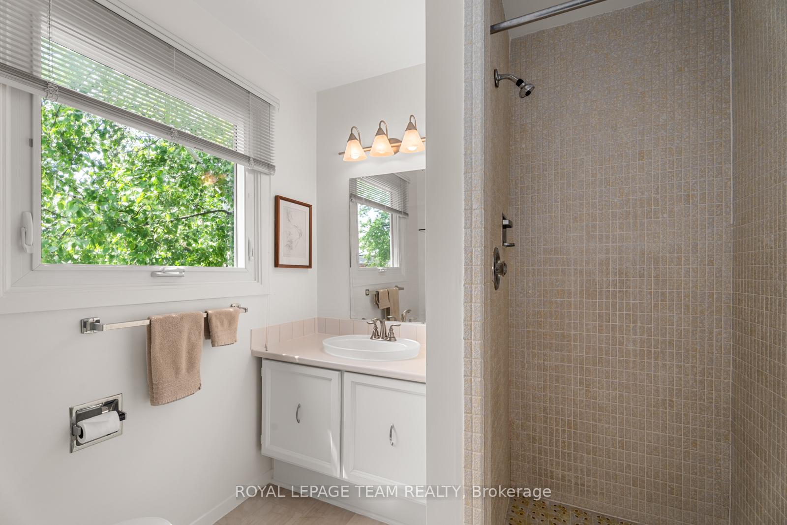 Photo 35 of 37 Amberwood Crescent, Ottawa, Pineglen/Country Place — HOMEH