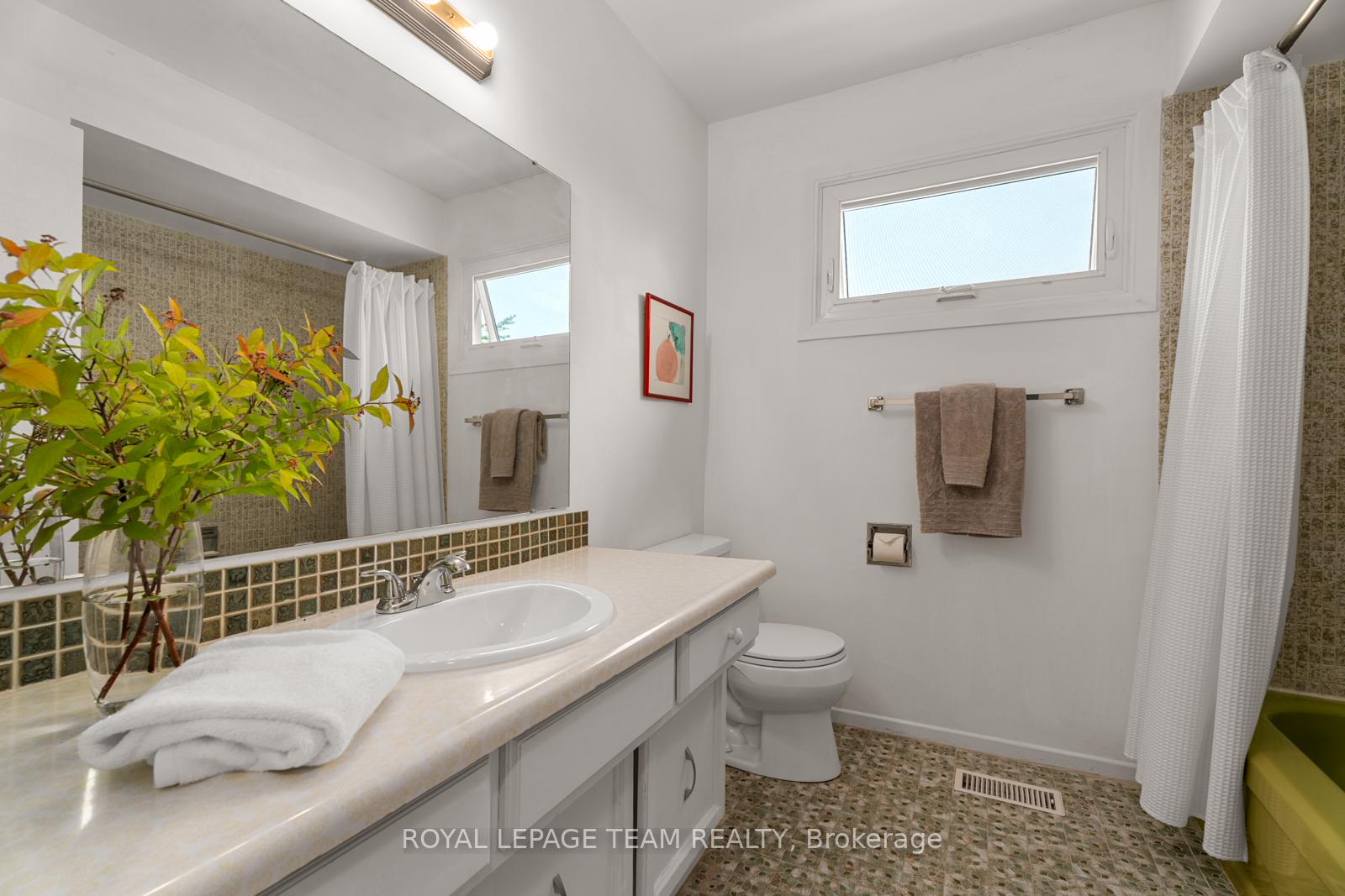 Photo 40 of 37 Amberwood Crescent, Ottawa, Pineglen/Country Place — HOMEH
