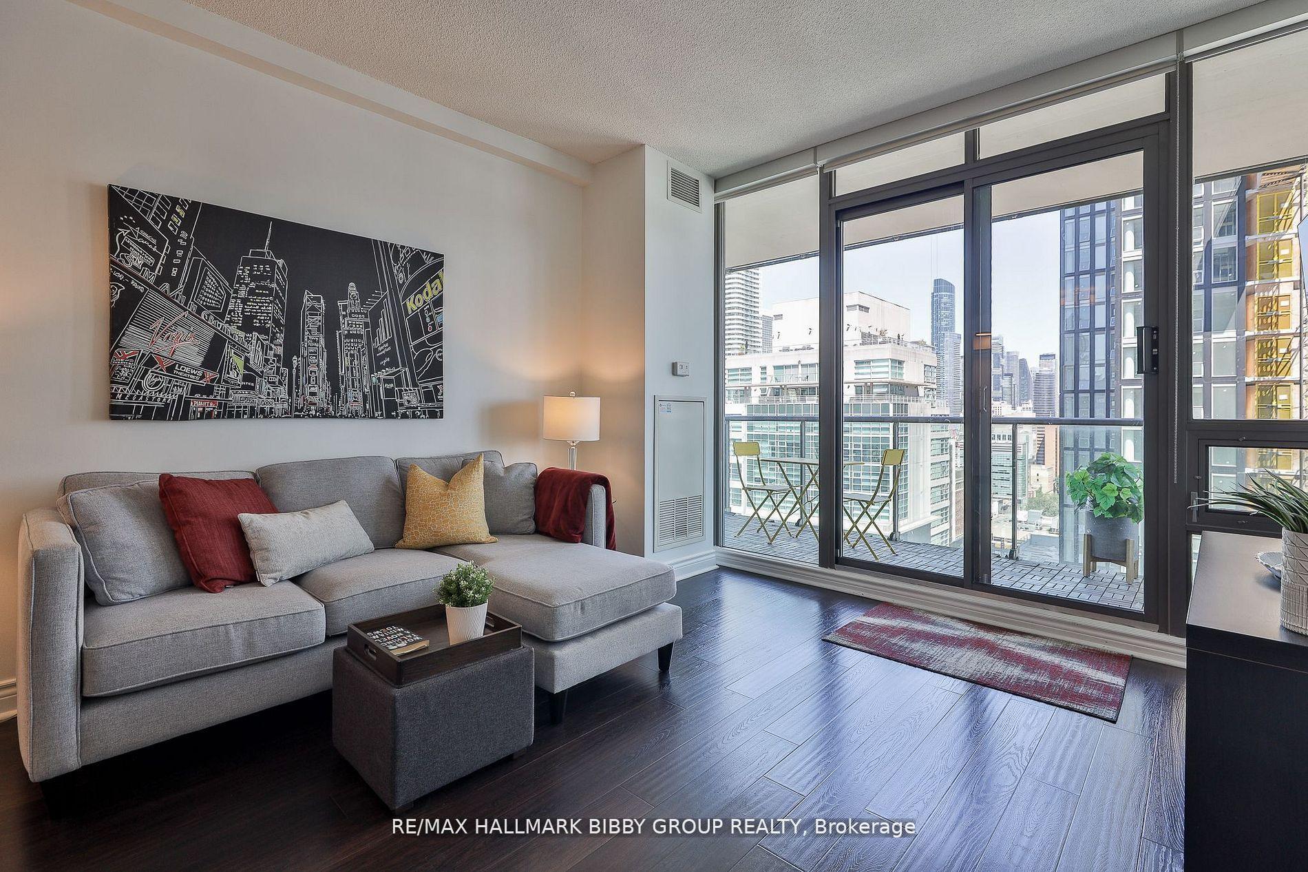 Front of Unit 2204, 33 Lombard Street