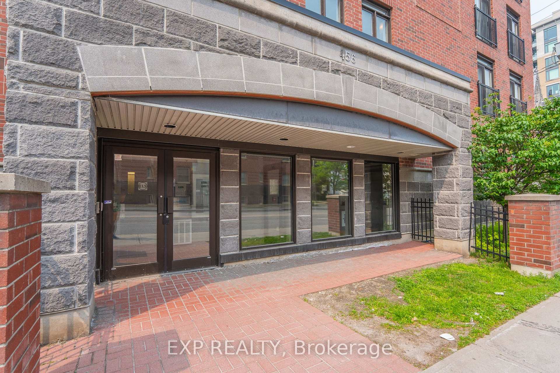 Front of Unit 403, 456 King Edward Avenue