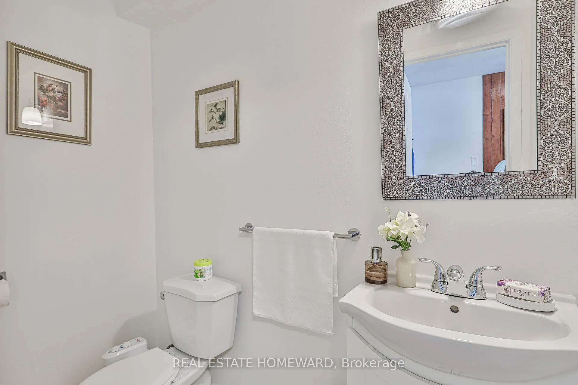 Photo 5 of 4 Poplar Crescent, Aurora, Aurora Highlands — HOMEH