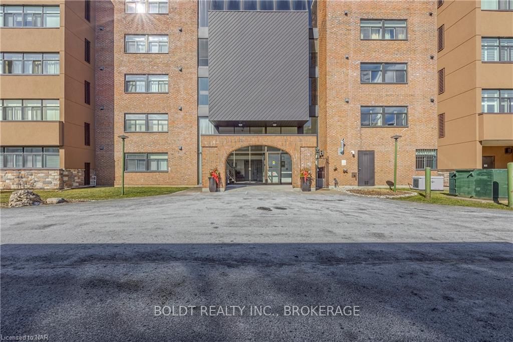 Front of Unit 105, 276 Oakdale Avenue