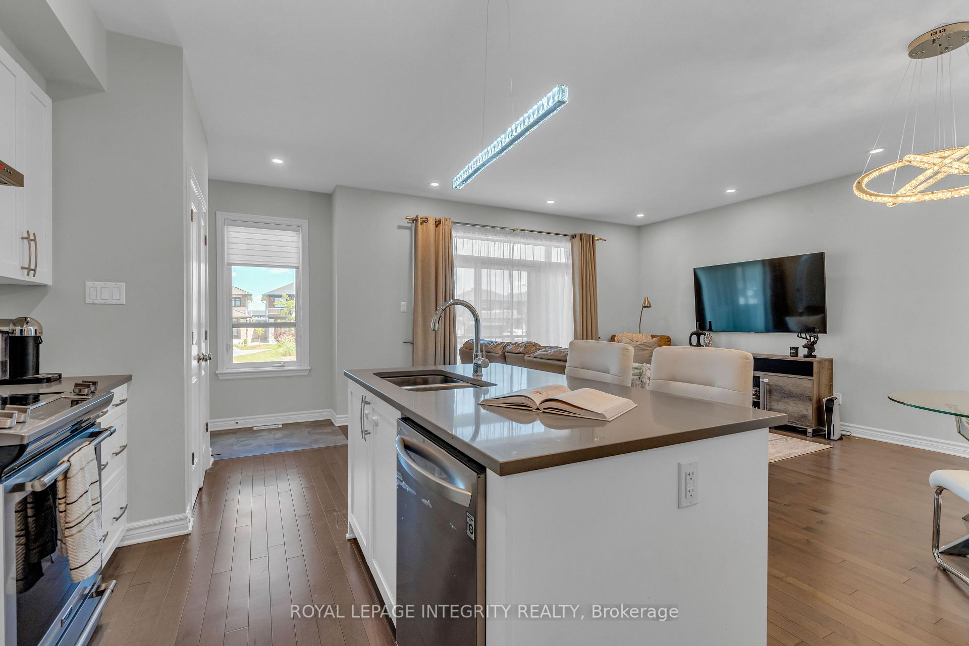 Photo 12 of 35 Carabiner Private, Ottawa, Mer Bleue/Bradley Estates/Anderson Park — HOMEH
