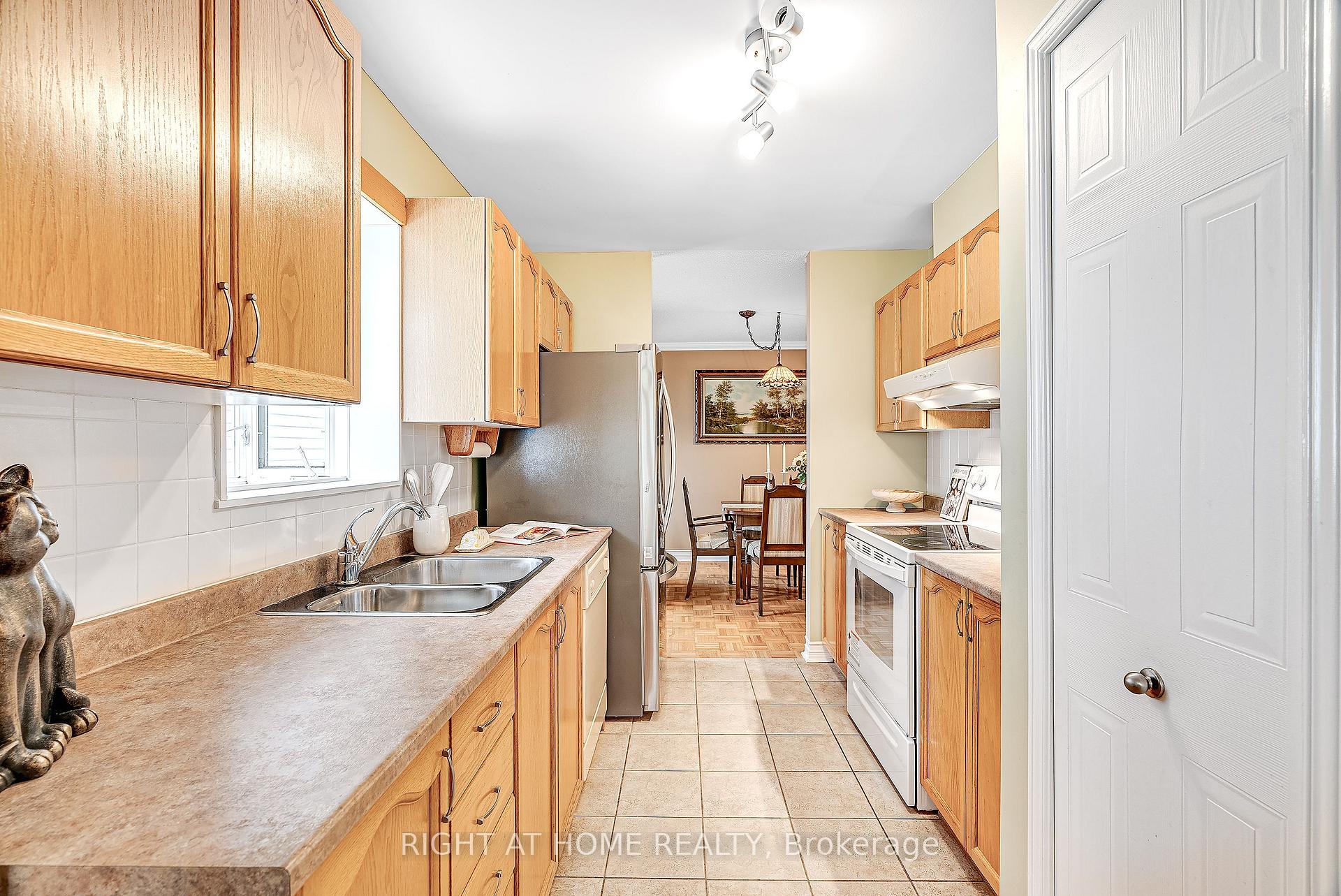 Photo 5 of 1179 Whiterock Street, Ottawa, Carson Grove — HOMEH