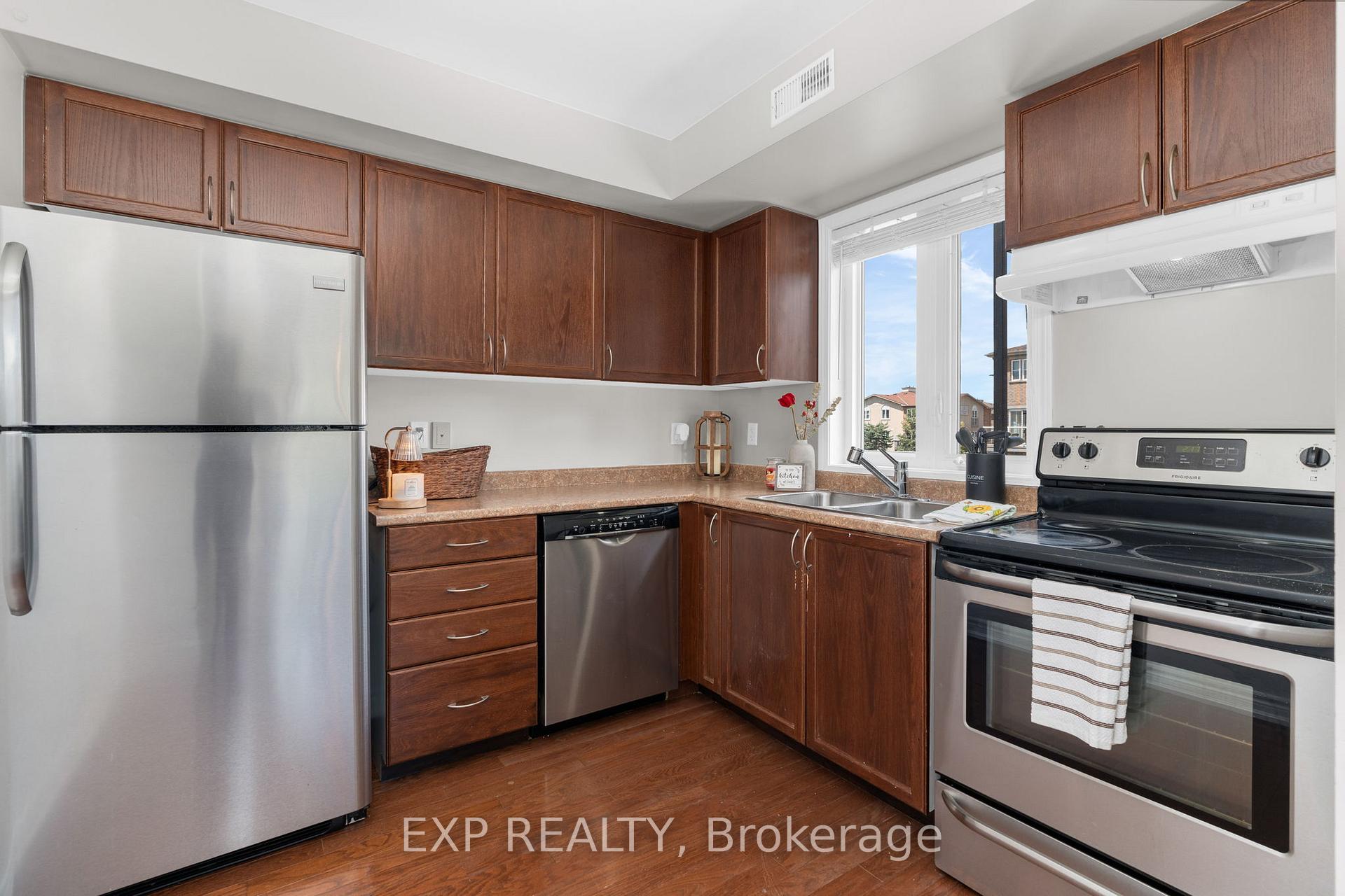 Photo 3 of Unit 3, 135 Sydenham Wells, Barrie, Georgian Drive — HOMEH