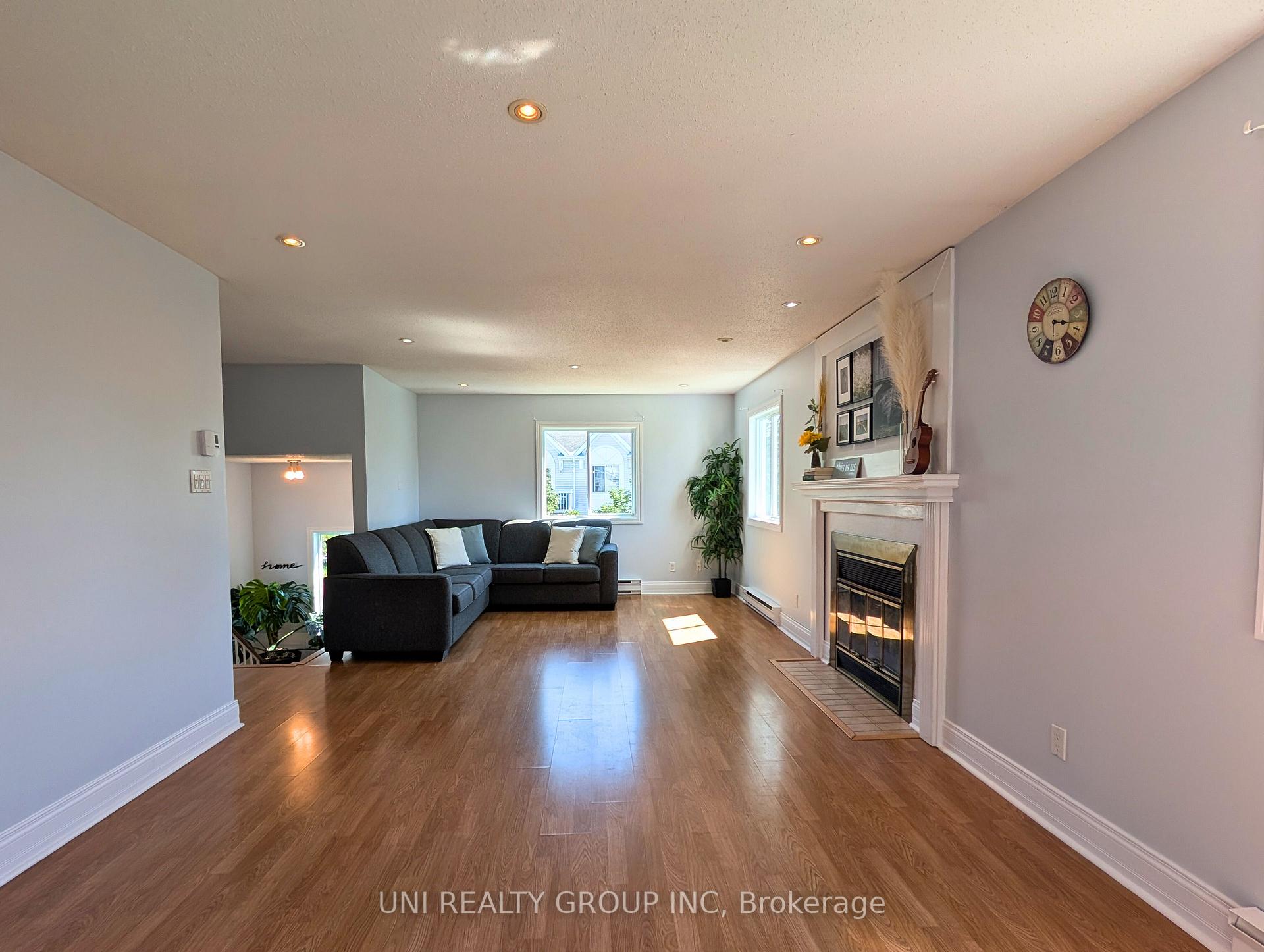 Photo 10 of 120 Castlegreen Private, Ottawa, Hunt Club Park/Greenboro — HOMEH