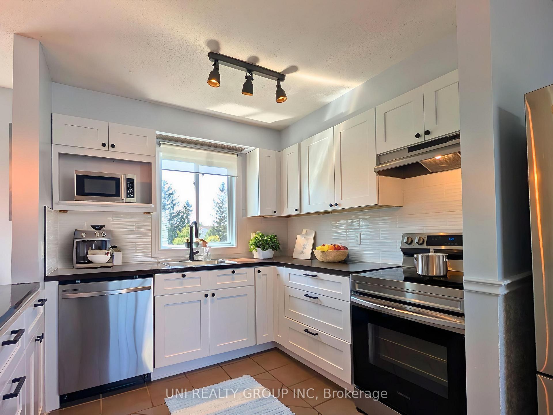 Photo 17 of 120 Castlegreen Private, Ottawa, Hunt Club Park/Greenboro — HOMEH
