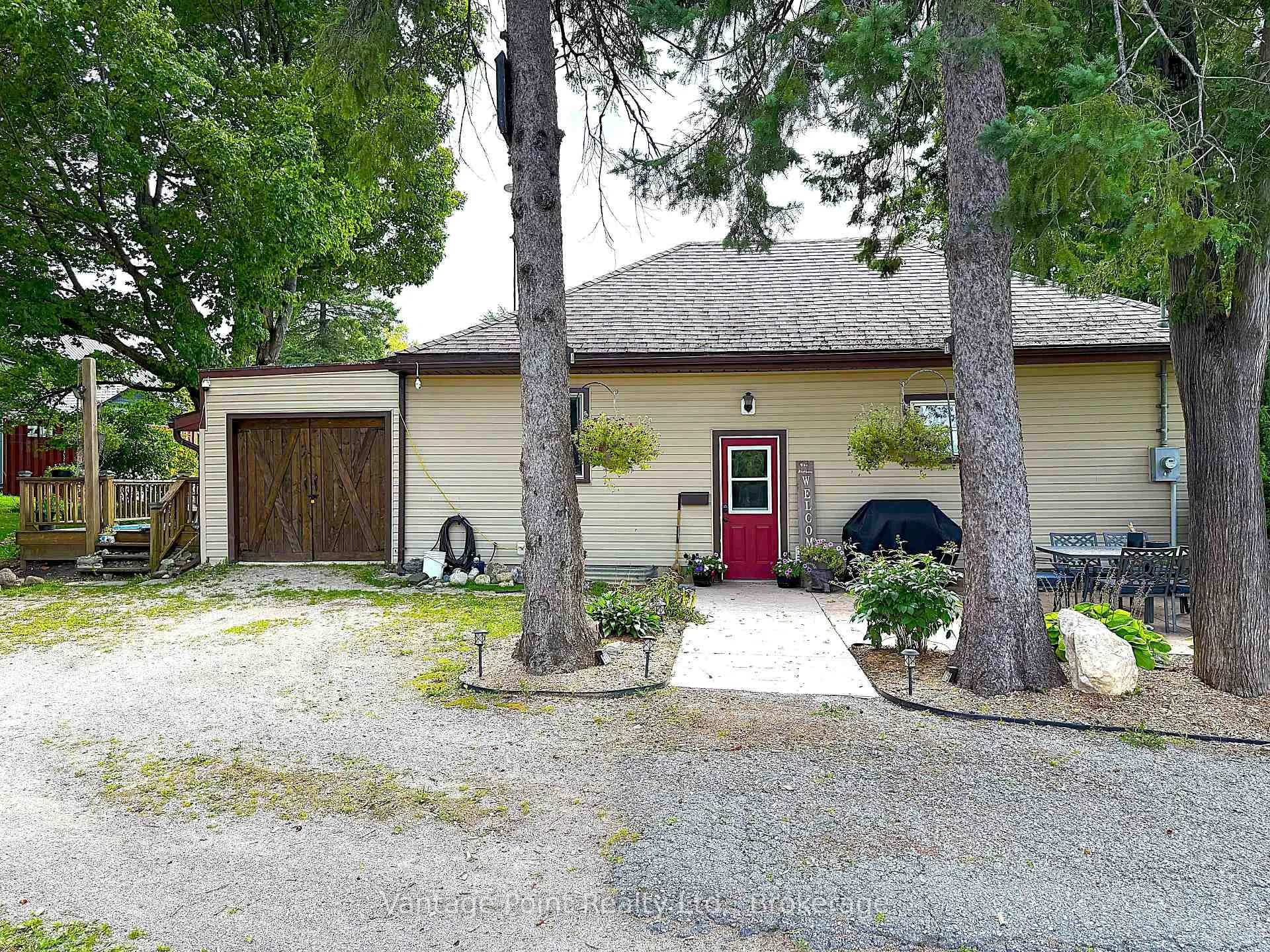 Photo 3 of 777007 10 Highway, Chatsworth — HOMEH
