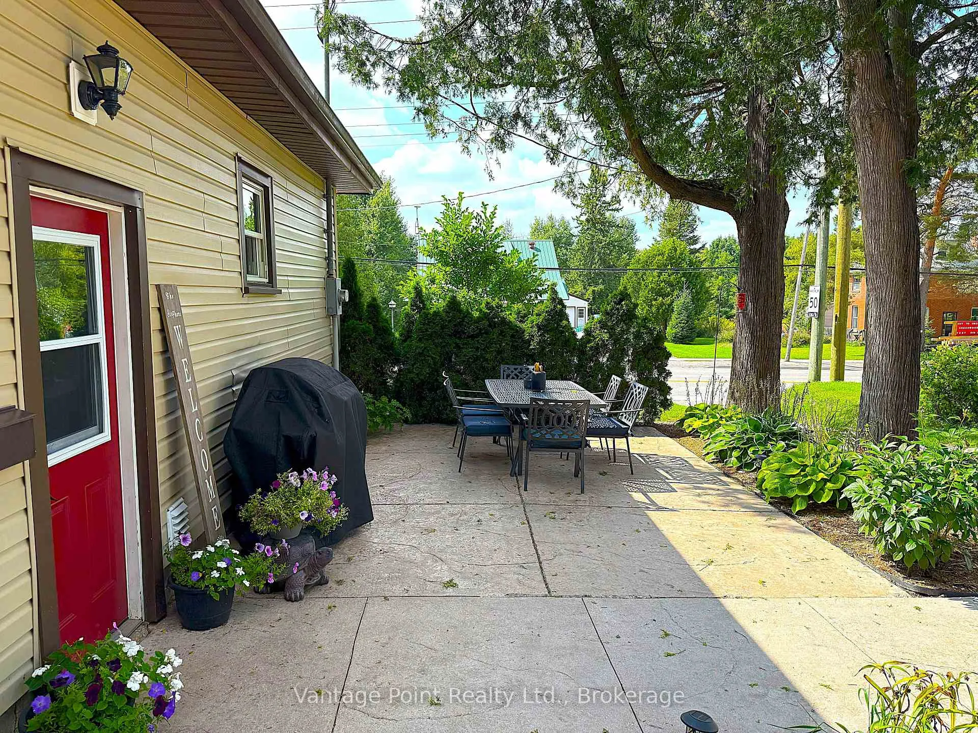 Photo 4 of 777007 10 Highway, Chatsworth — HOMEH