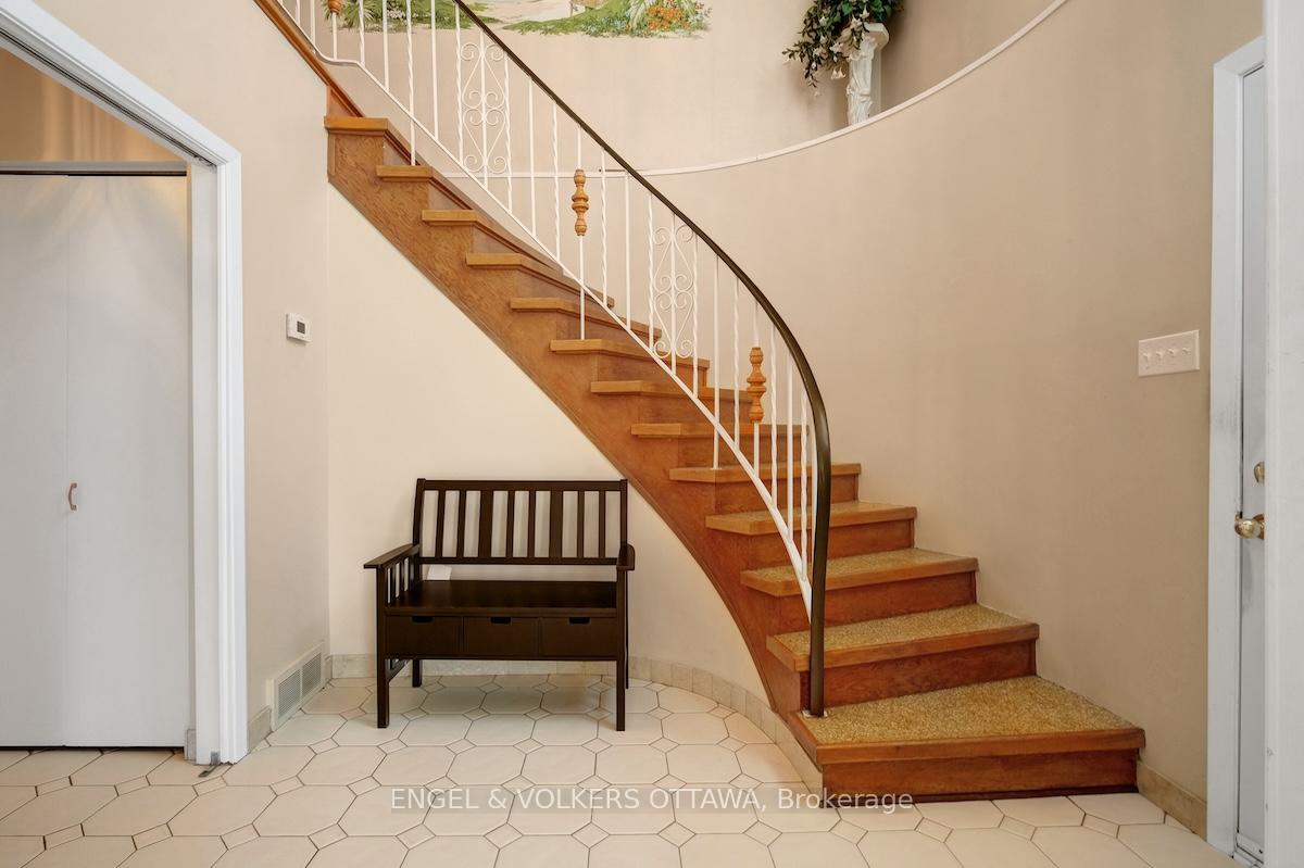 Photo 4 of 28A Ashburn Drive, Ottawa, Borden Farm/Stewart Farm/Carleton Heights/Parkwood Hills — HOMEH