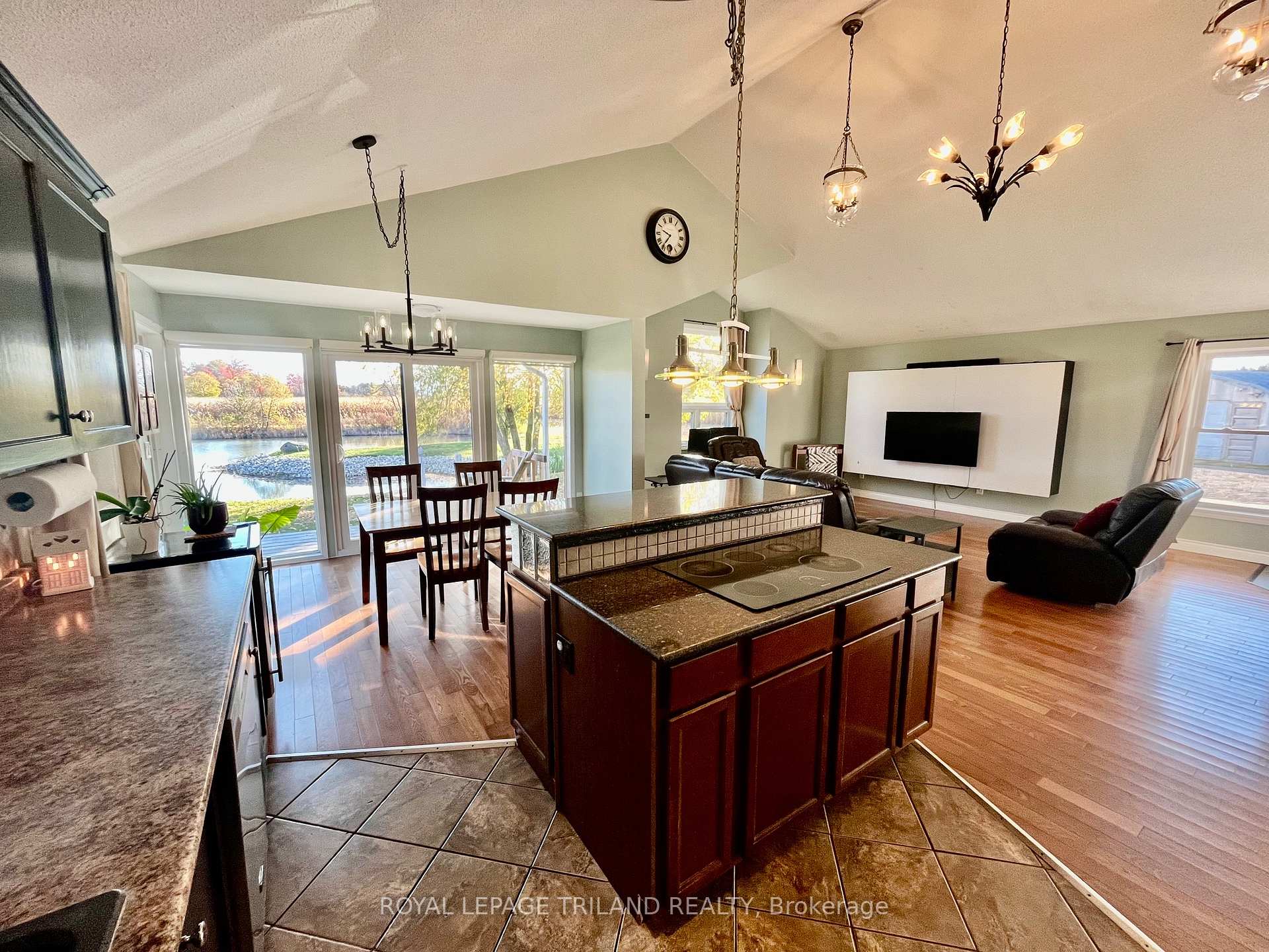Photo 11 of 32896 Chalmers Line, Dutton/Dunwich, Iona — HOMEH