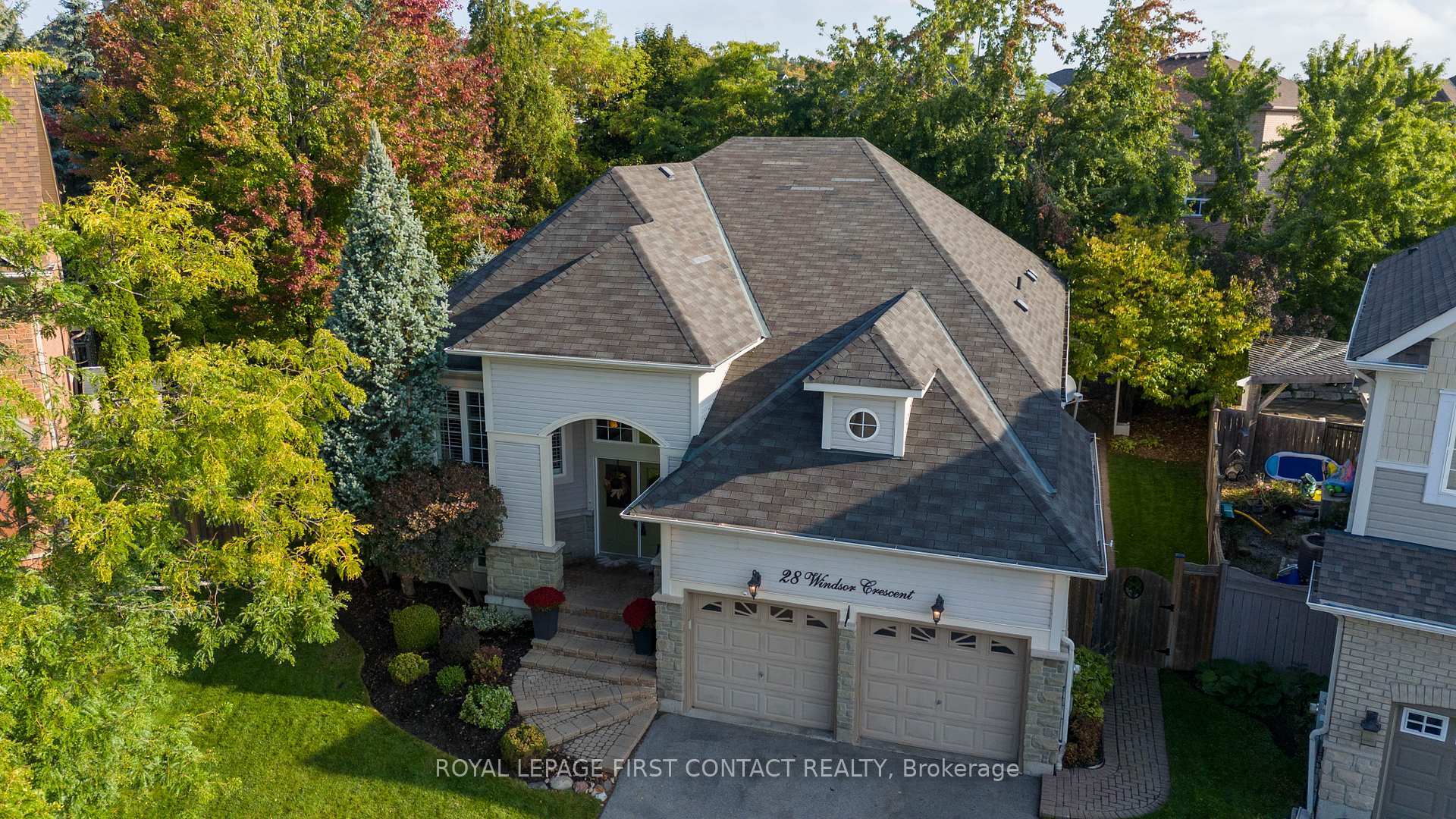 Photo 3 of 28 Windsor Crescent, Barrie, Innis-Shore — HOMEH