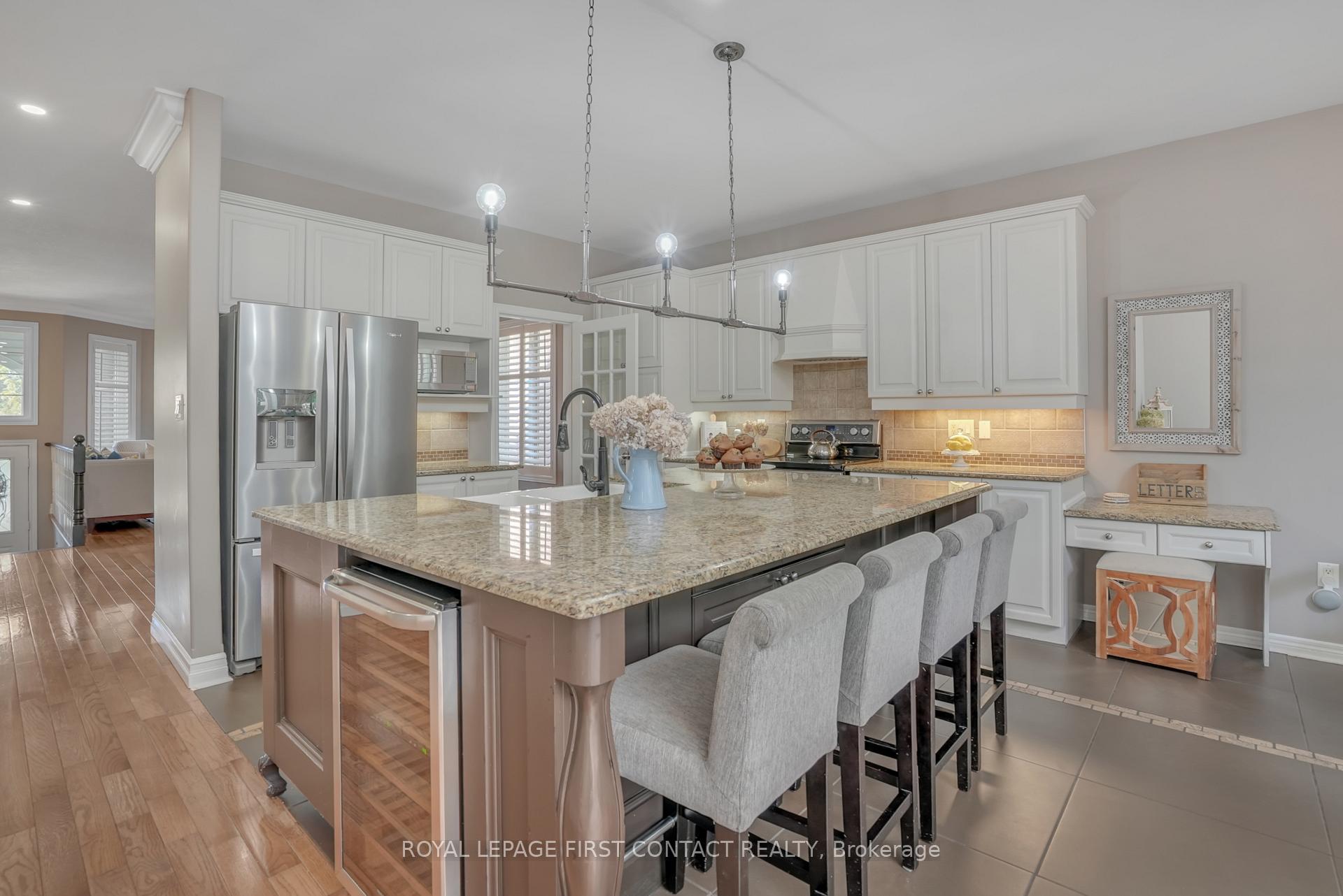 Photo 7 of 28 Windsor Crescent, Barrie, Innis-Shore — HOMEH