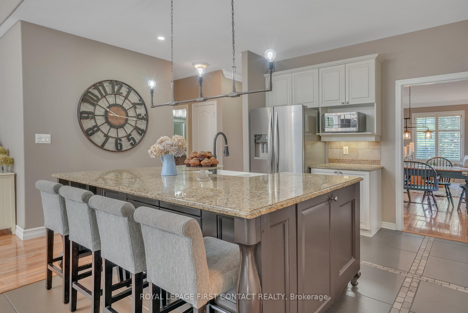 Photo 8 of 28 Windsor Crescent, Barrie, Innis-Shore — HOMEH