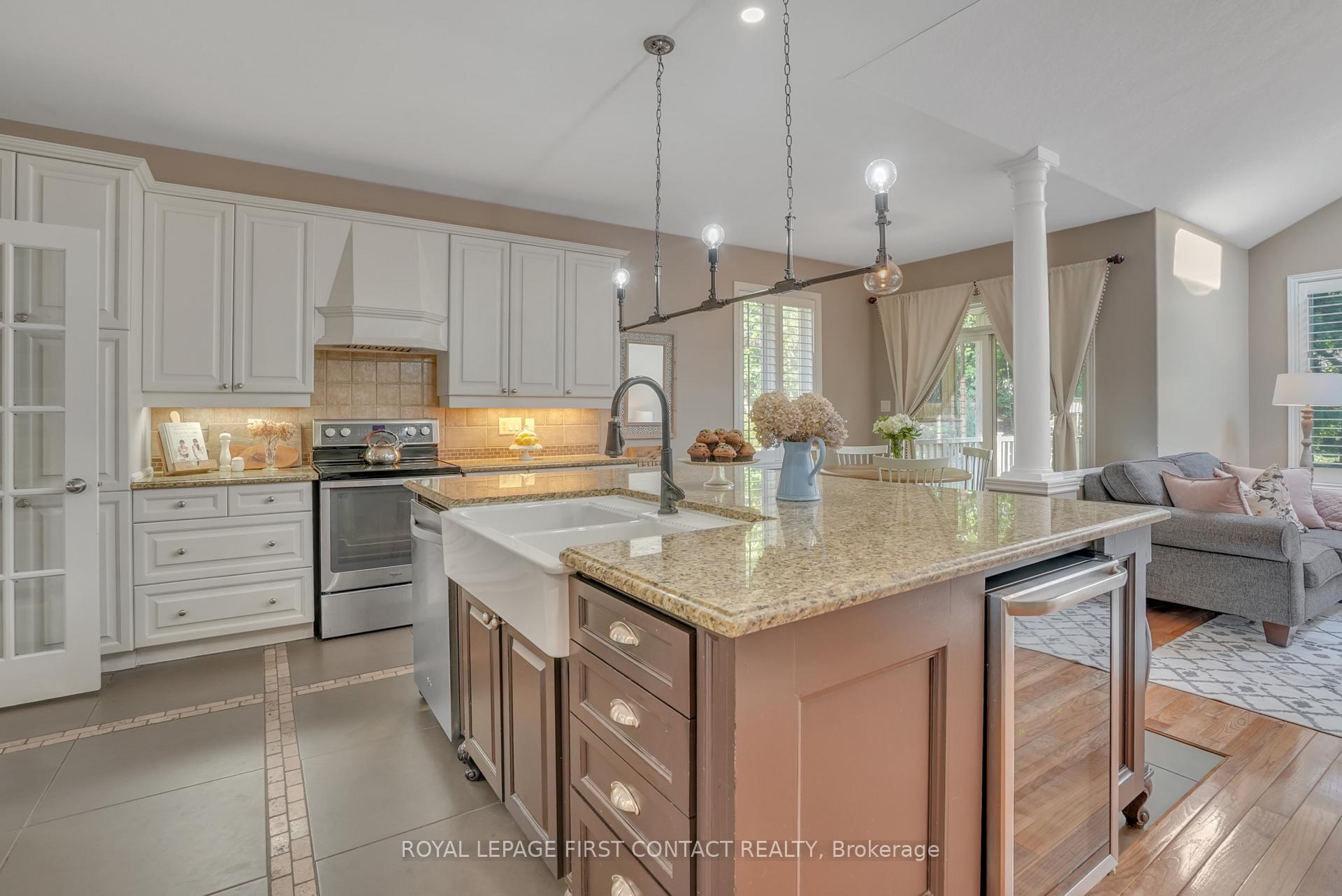 Photo 6 of 28 Windsor Crescent, Barrie, Innis-Shore — HOMEH