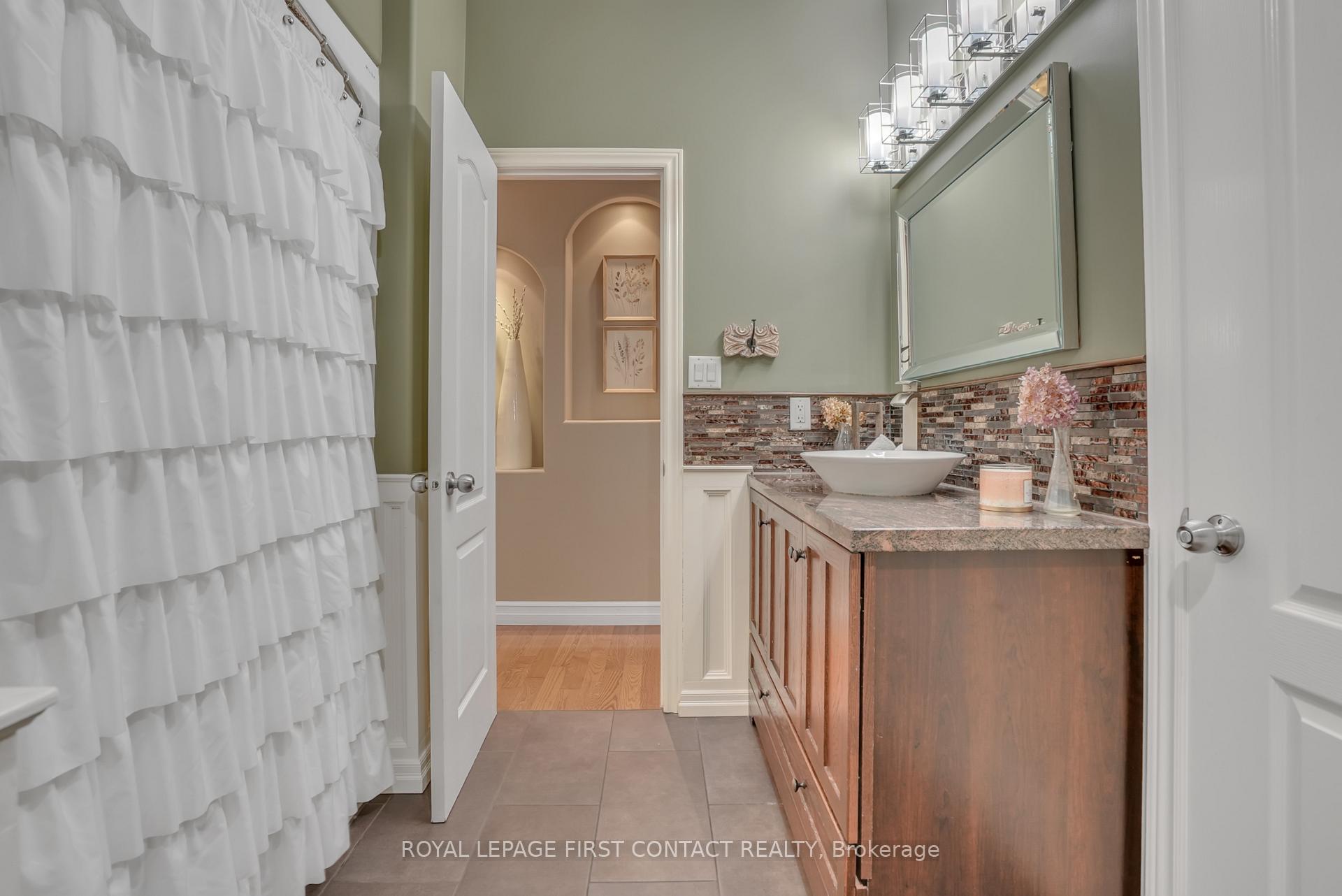 Photo 21 of 28 Windsor Crescent, Barrie, Innis-Shore — HOMEH
