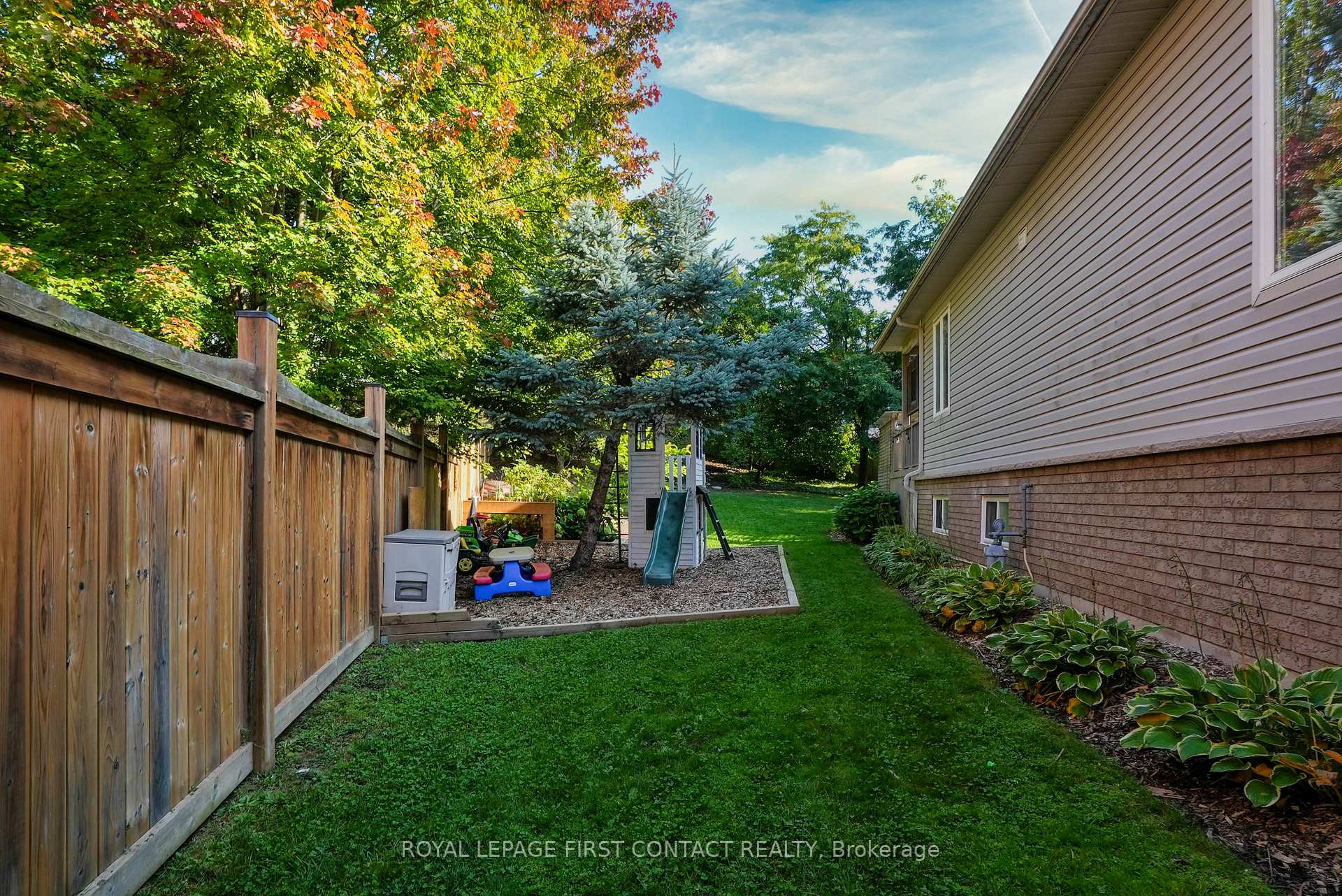 Photo 50 of 28 Windsor Crescent, Barrie, Innis-Shore — HOMEH