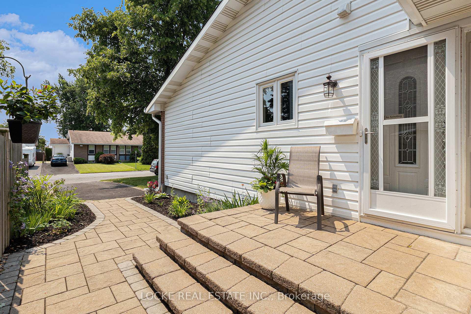 Photo 2 of 1382 Leigh Crescent, Ottawa, Carson Grove — HOMEH