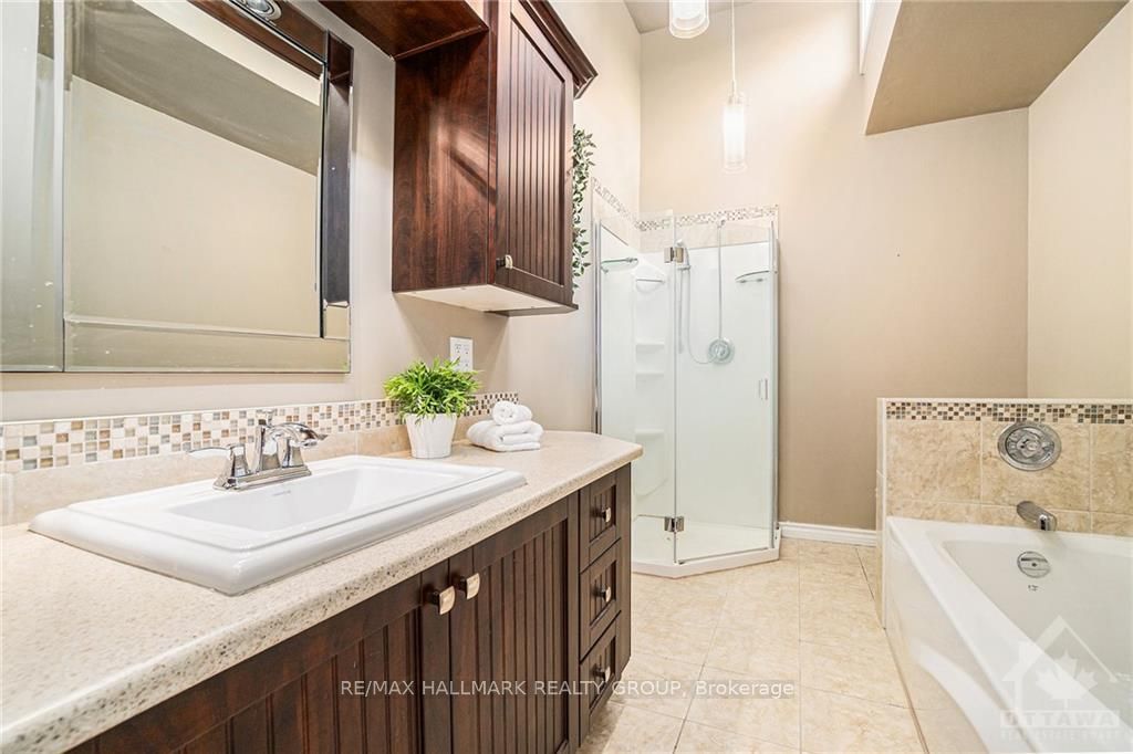 Photo 15 of 1 Roche Place, Ottawa, Crystal Beach — HOMEH