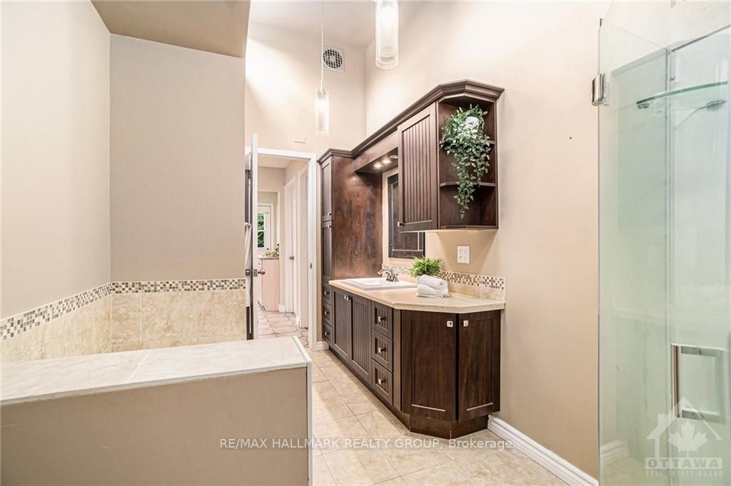 Photo 16 of 1 Roche Place, Ottawa, Crystal Beach — HOMEH