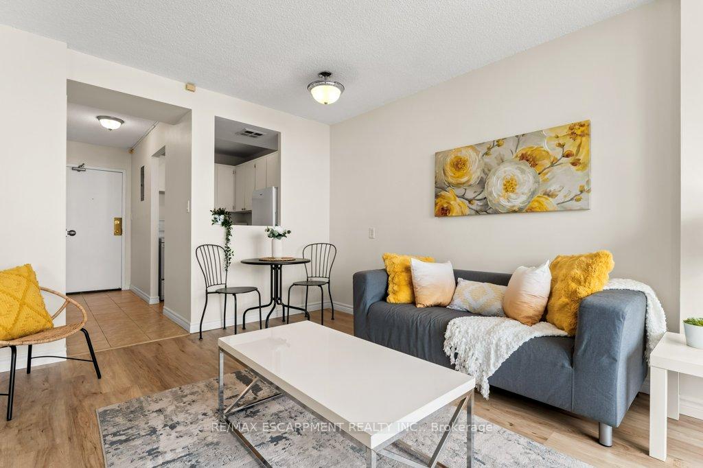 Front of Unit 1803, 150 Charlton Avenue E