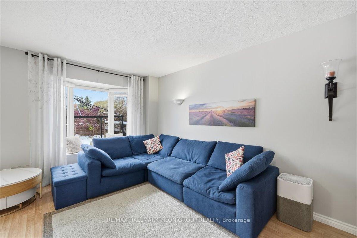 Photo 7 of 420 Valade Crescent, Ottawa, Fallingbrook/Pineridge — HOMEH